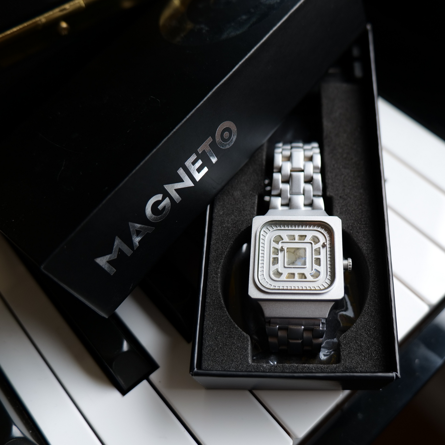 Magneto-Square-Resin-Silver-6