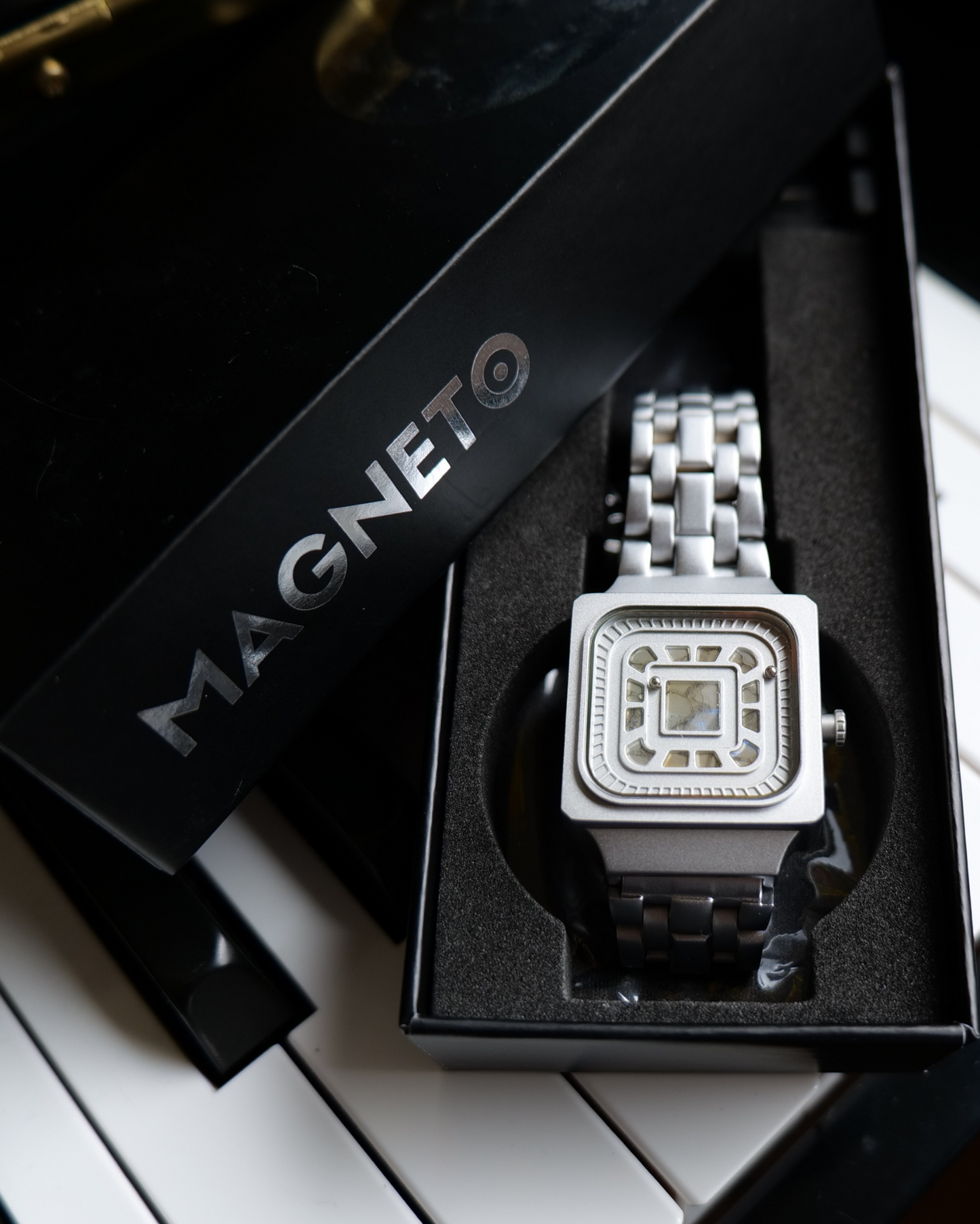 Magneto-Square-Resin-Silver-6