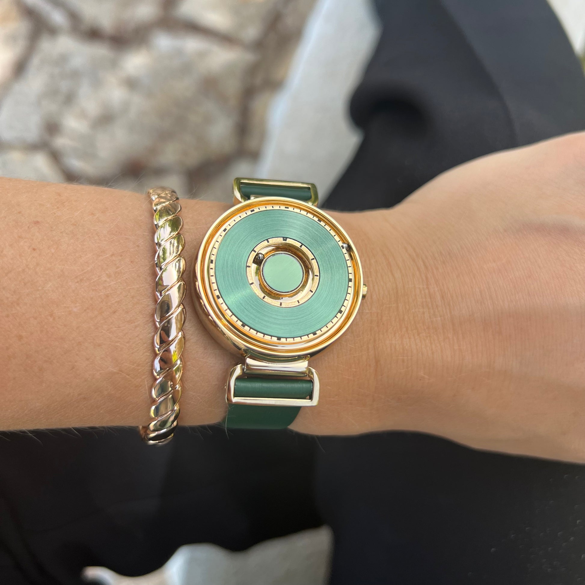 Magneto Watch - Bella-Gold - Lifestyle - 5