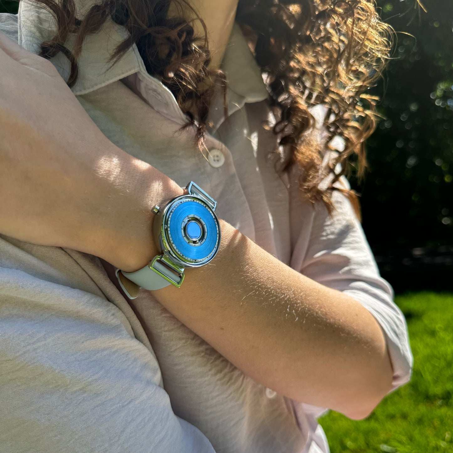 Magneto-Watch-Bella-Silver-Sky-Blue-Lifestyle-2