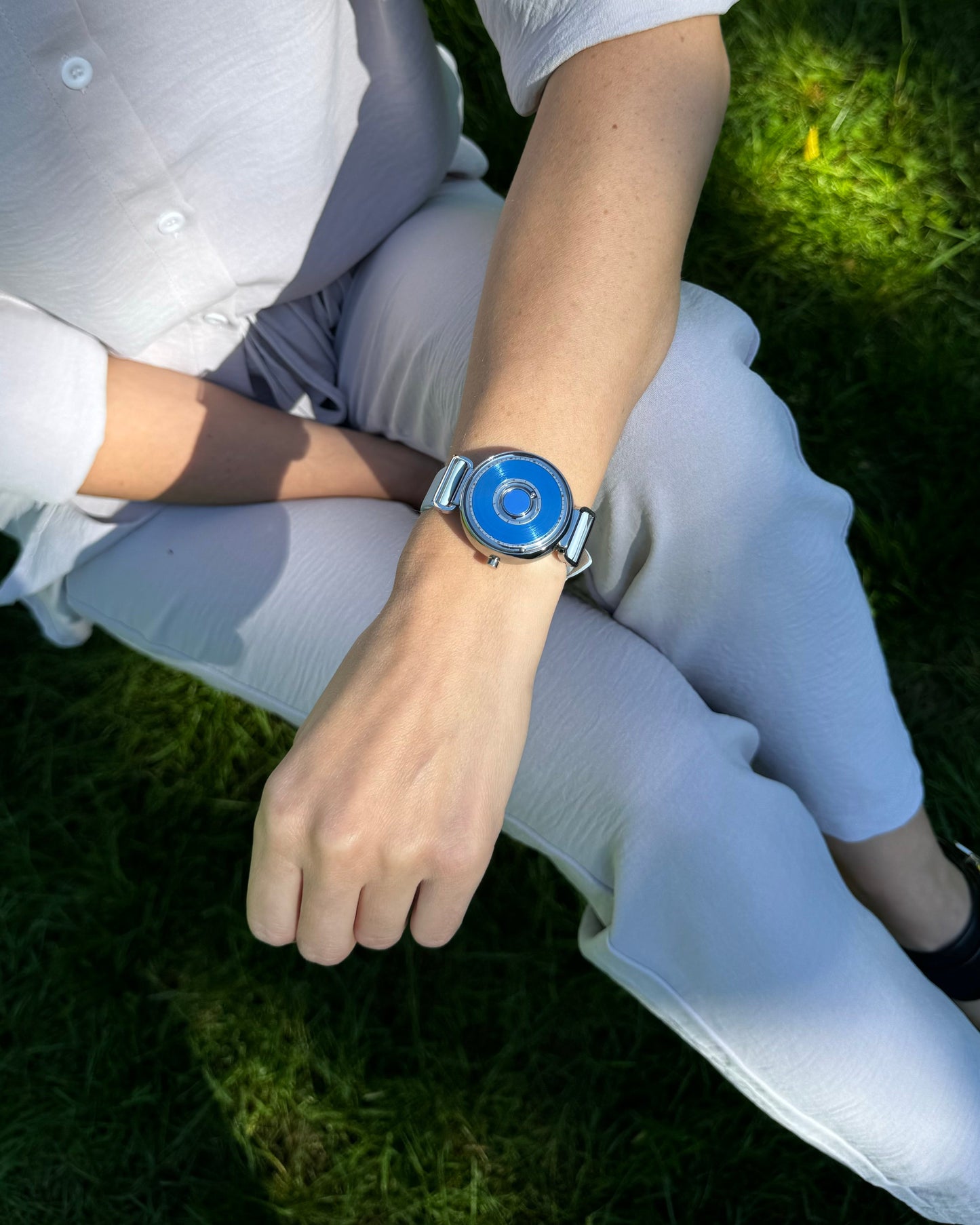 Magneto-Watch-Bella-Silver-Sky-Blue-Lifestyle-4