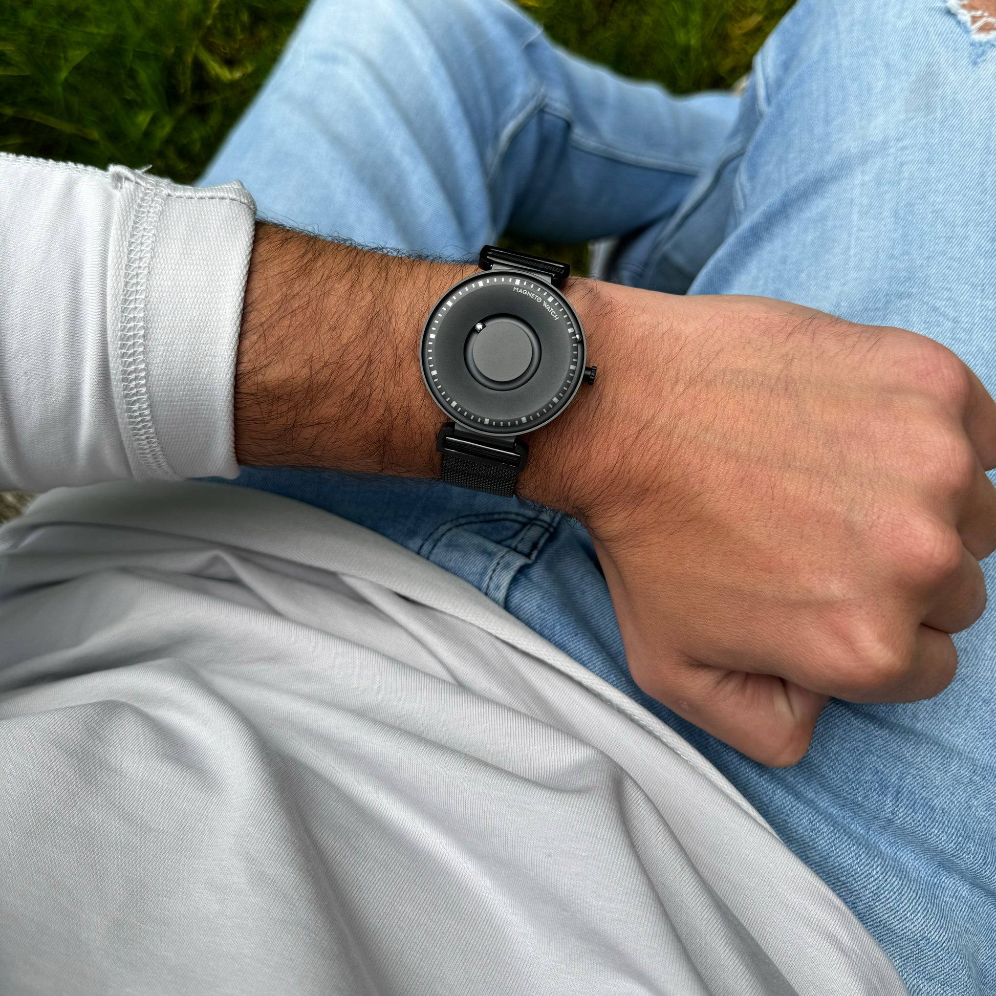 Magneto-Watch-Fusion-Black-Mesh-Black-Lifestyle-2