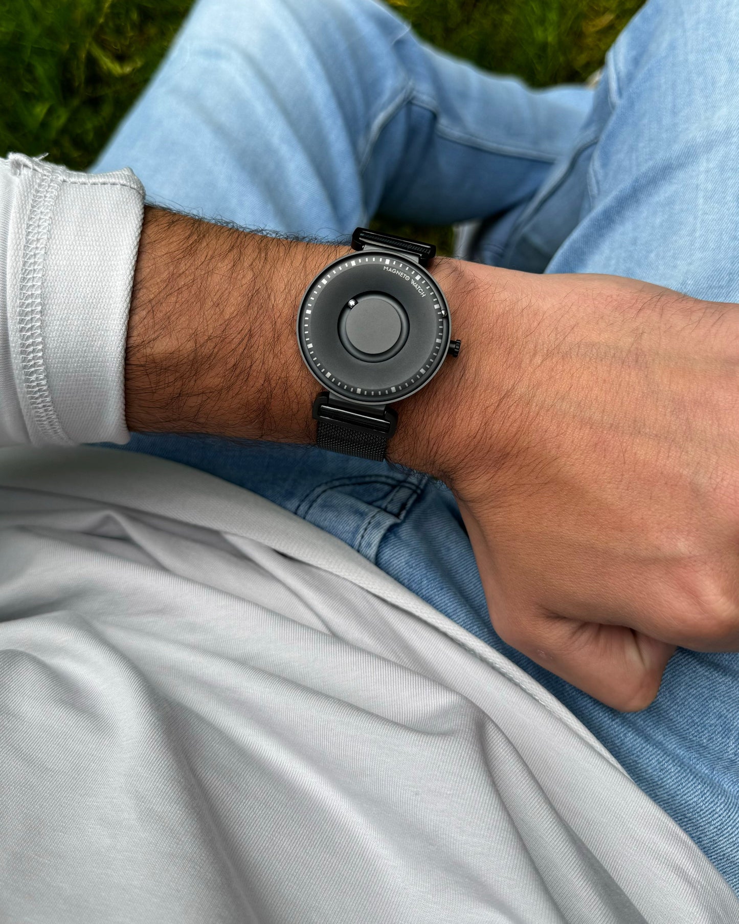 Magneto-Watch-Fusion-Black-Mesh-Black-Lifestyle-2