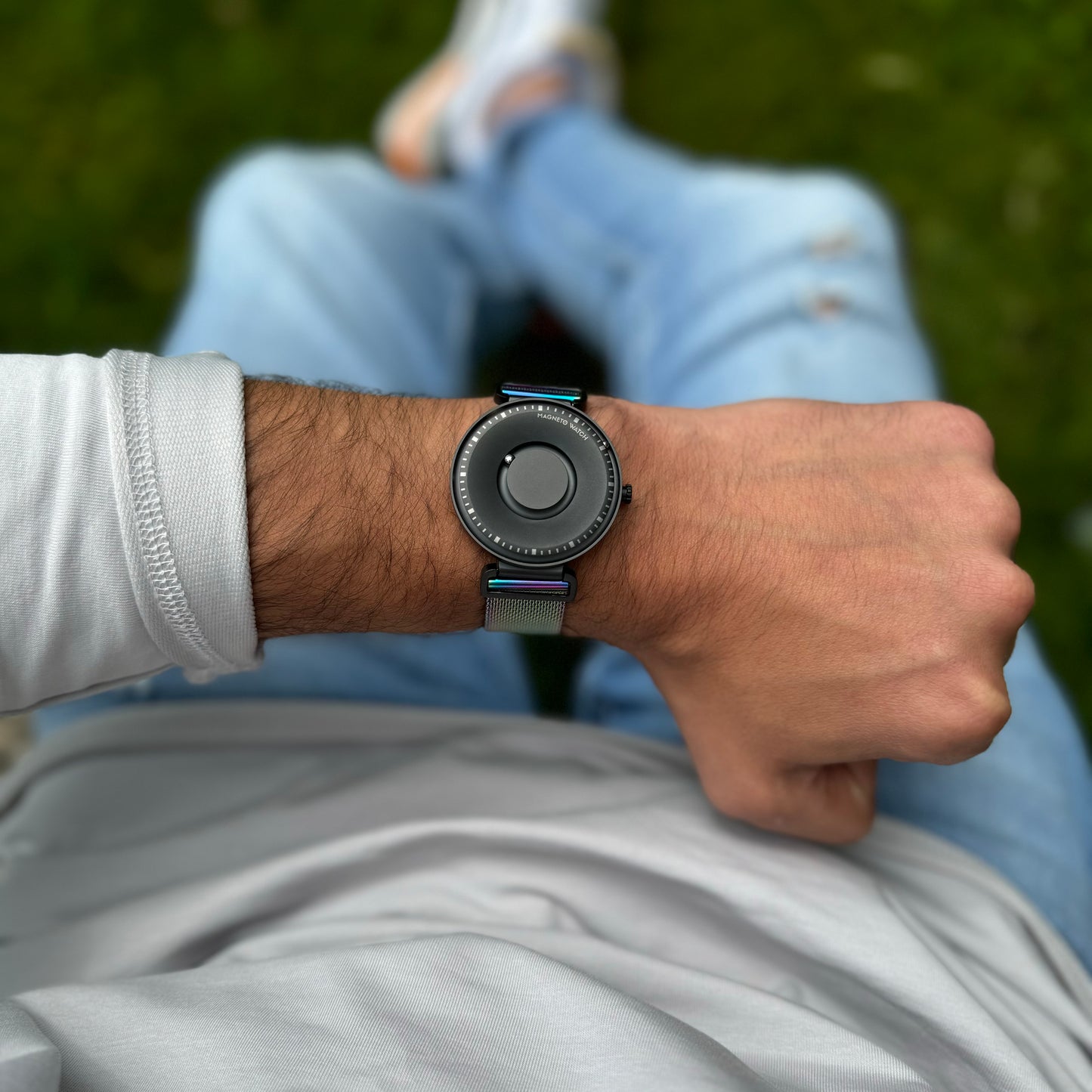 Magneto-Watch-Fusion-Black-Mesh-Rainbow-Lifestyle-1