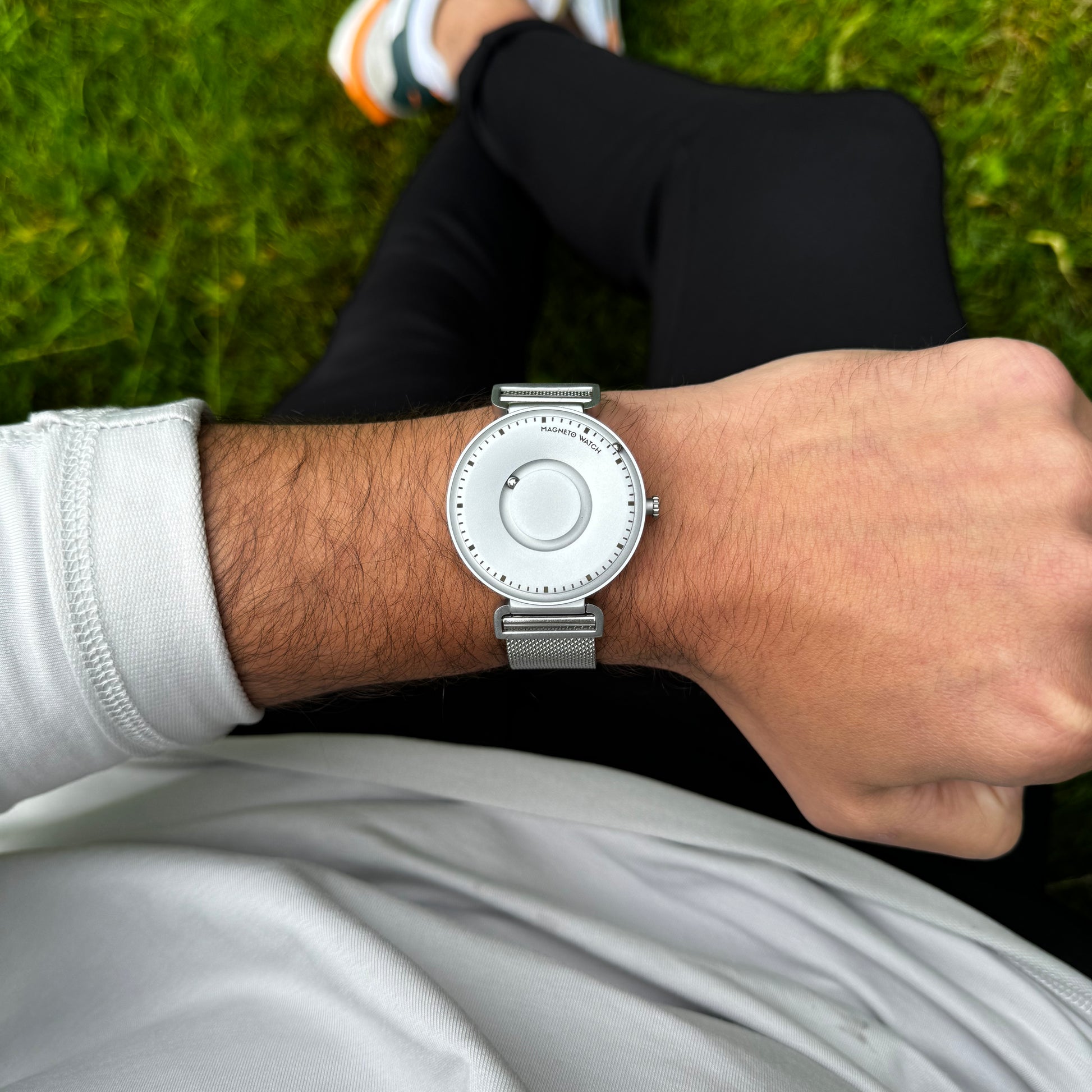 Magneto-Watch-Fusion-Silver-Mesh-Silver-Lifestyle-1