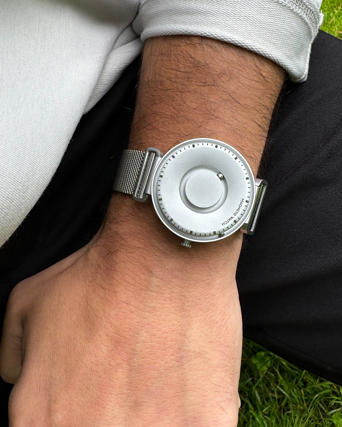 Magneto-Watch-Fusion-Silver-Mesh-Silver-Lifestyle-2