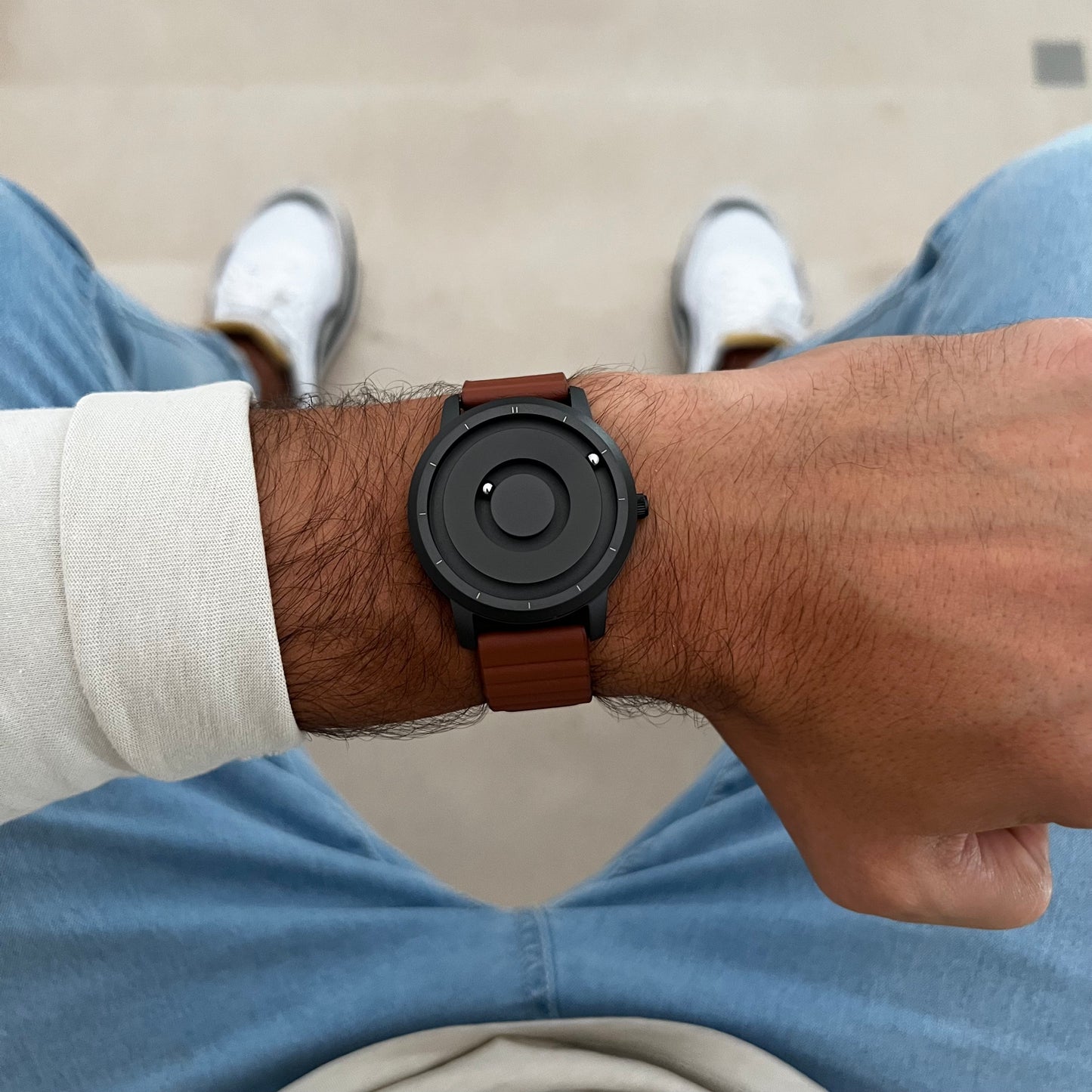 Magneto-Watch-Jupiter-Black-Leder-Braun-Lifestyle-2023