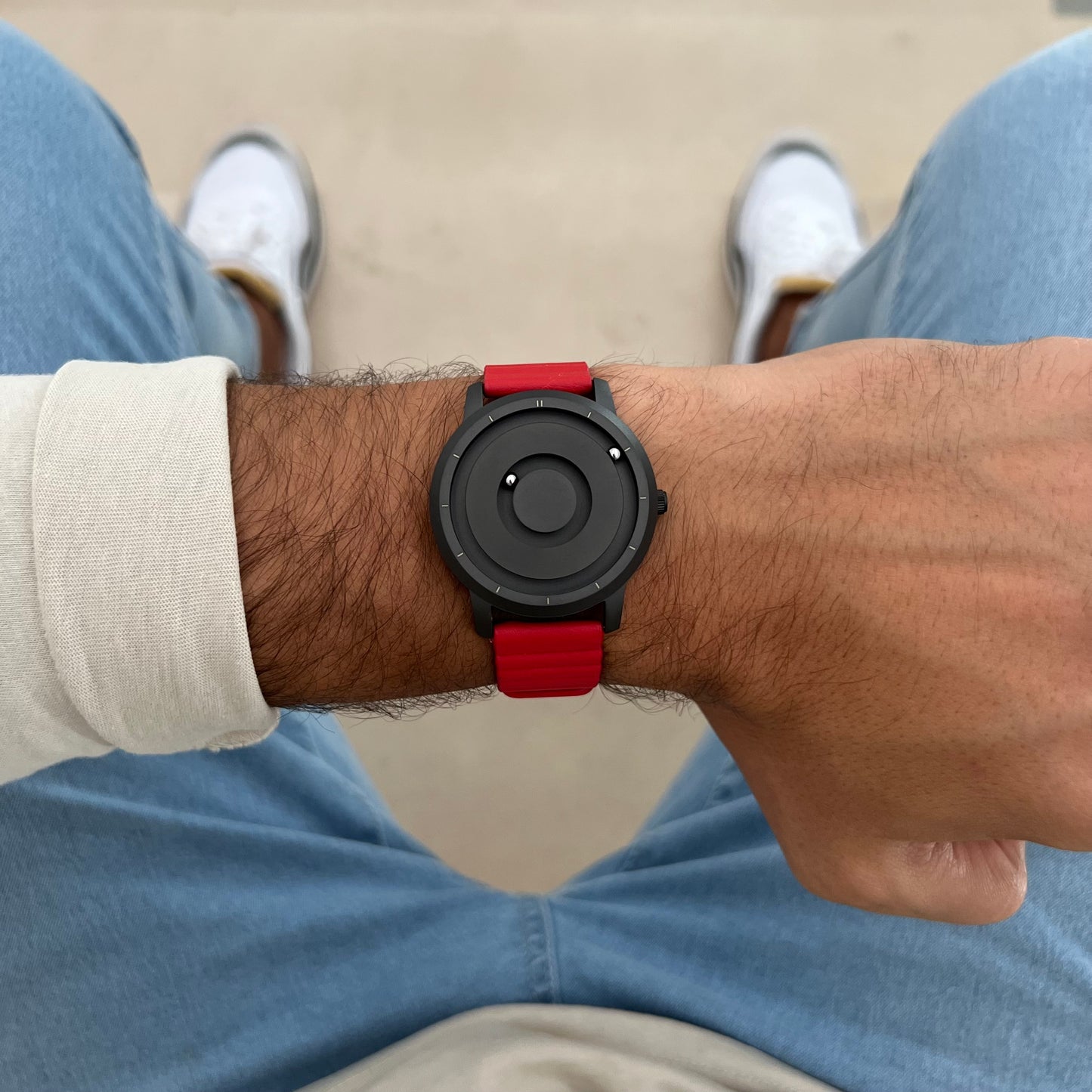 Magneto-Watch-Jupiter-Black-Leder-Rot-Lifestyle-2023