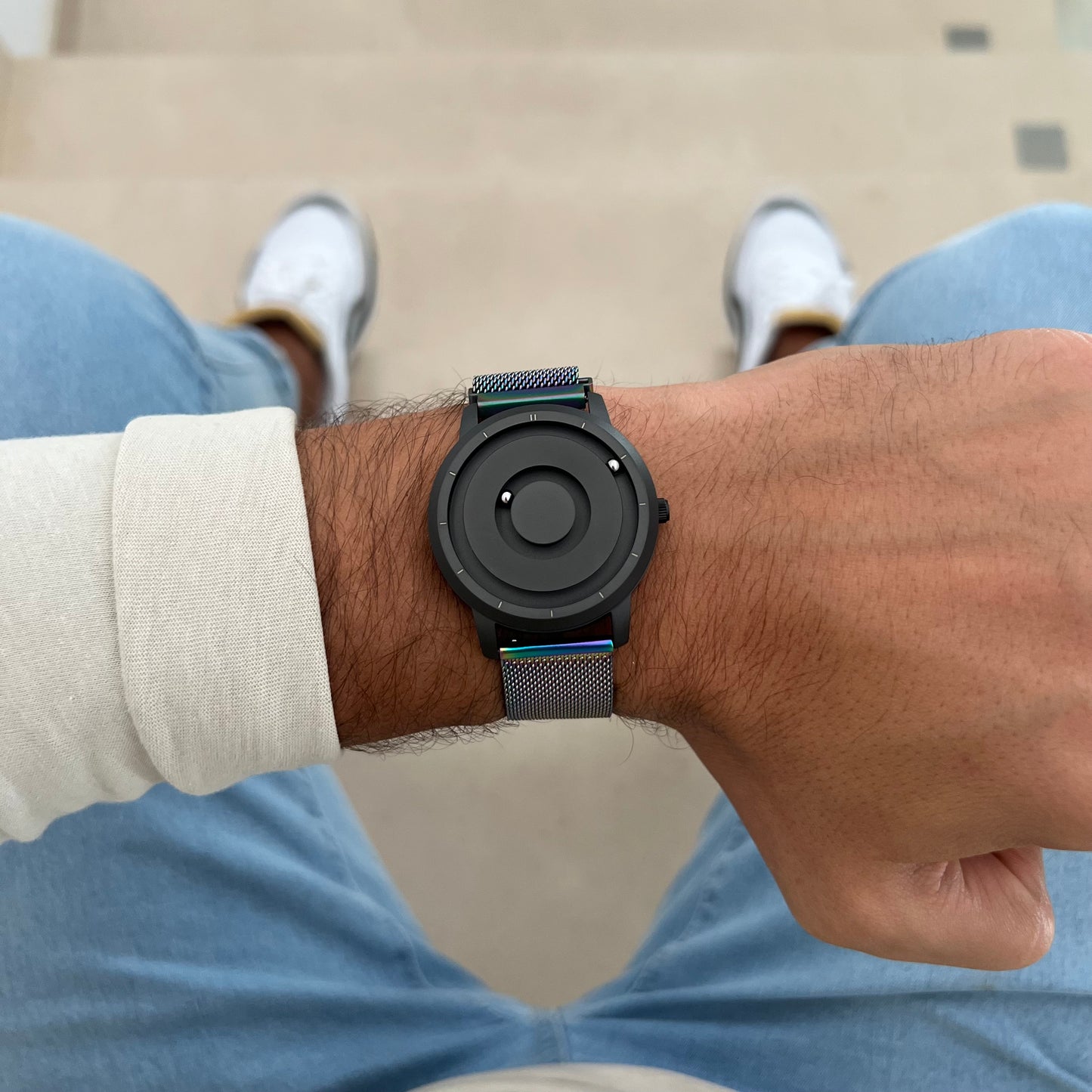 Magneto-Watch-Jupiter-Black-Maschenarmband-Flipflop-Lifestyle-2023