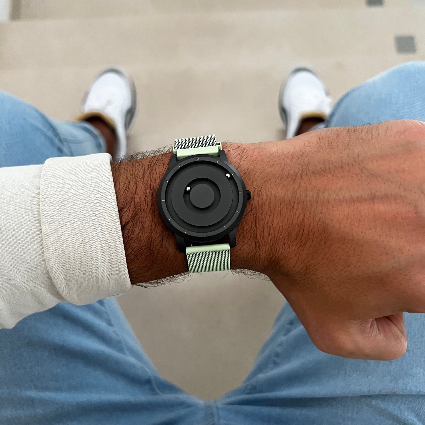 Magneto-Watch-Jupiter-Black-Maschenarmband-Mint-Lifestyle-2023