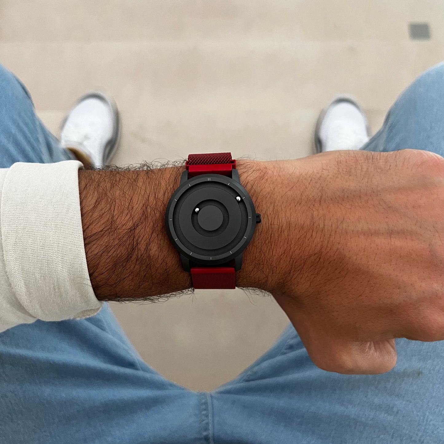 Magneto-Watch-Jupiter-Black-Maschenarmband-Rot-Lifestyle-2023