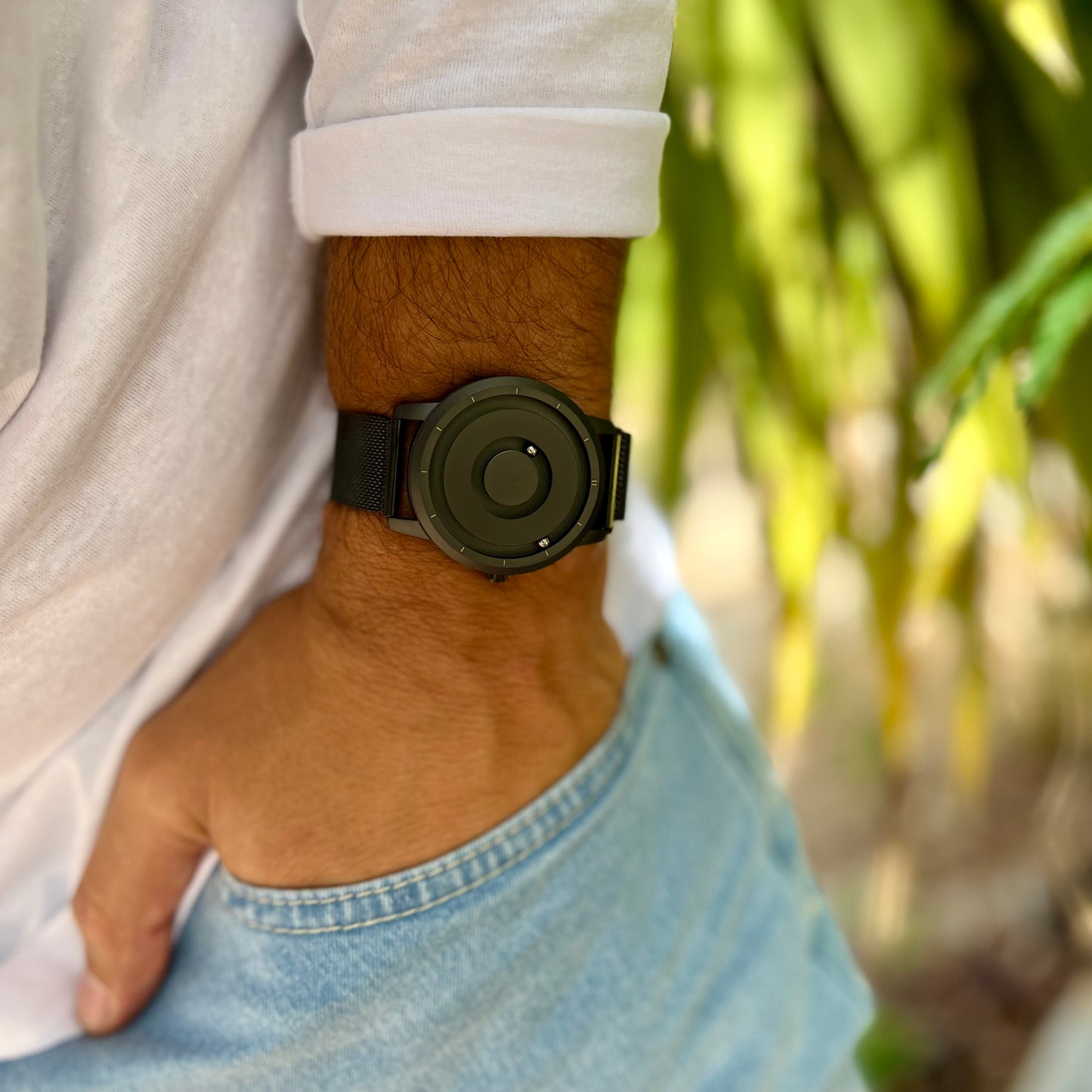 Magneto-Watch-Jupiter-Black-Maschenarmband-Schwarz-Lifestyle-2