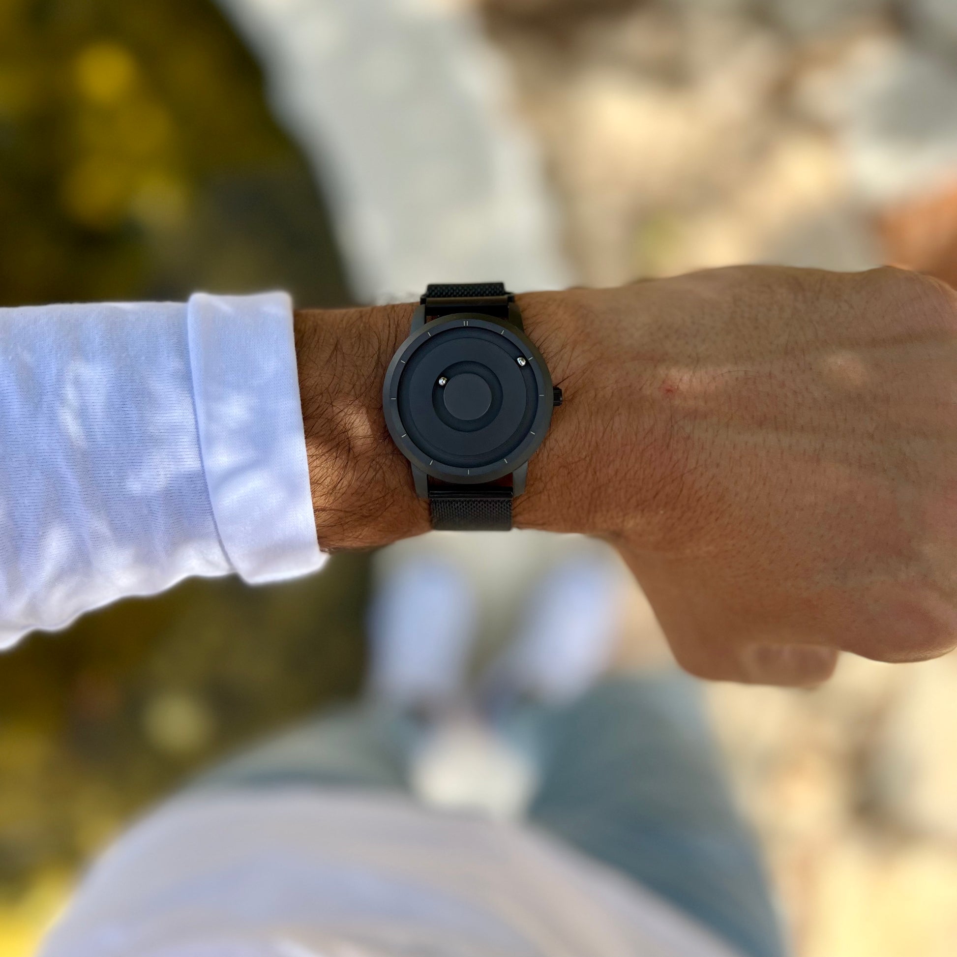 Magneto-Watch-Jupiter-Black-Maschenarmband-Schwarz-Lifestyle-4