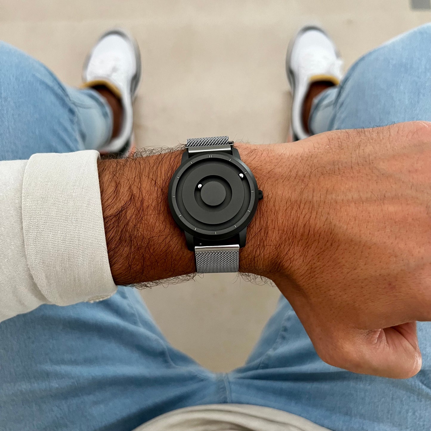 Magneto-Watch-Jupiter-Black-Maschenarmband-Silber-Lifestyle-1