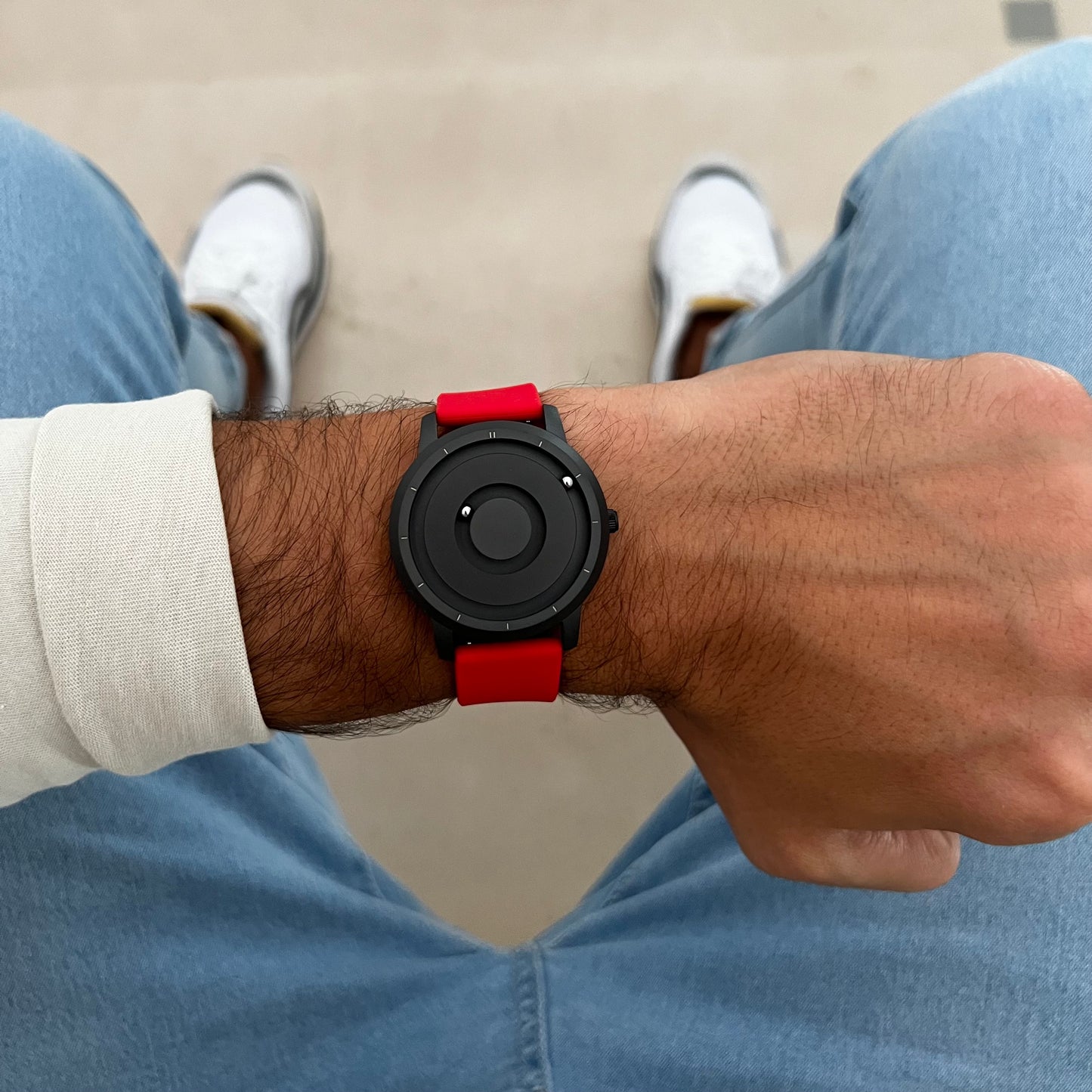 Magneto-Watch-Jupiter-Black-Silikon-Rot-Lifestyle-2023