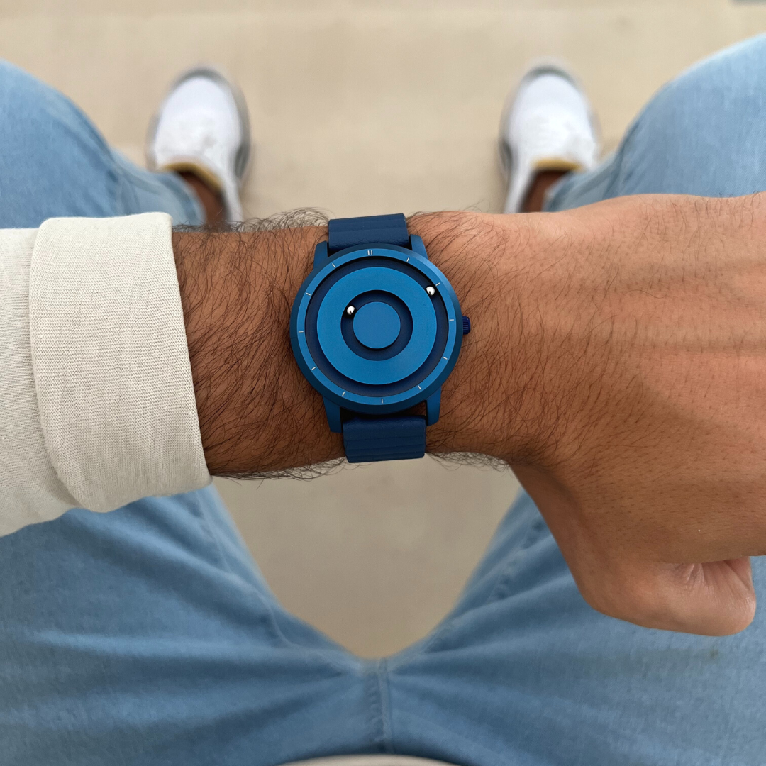 Magneto-Watch-Jupiter-Blue-Leather-Blue-Lifestyle-2023