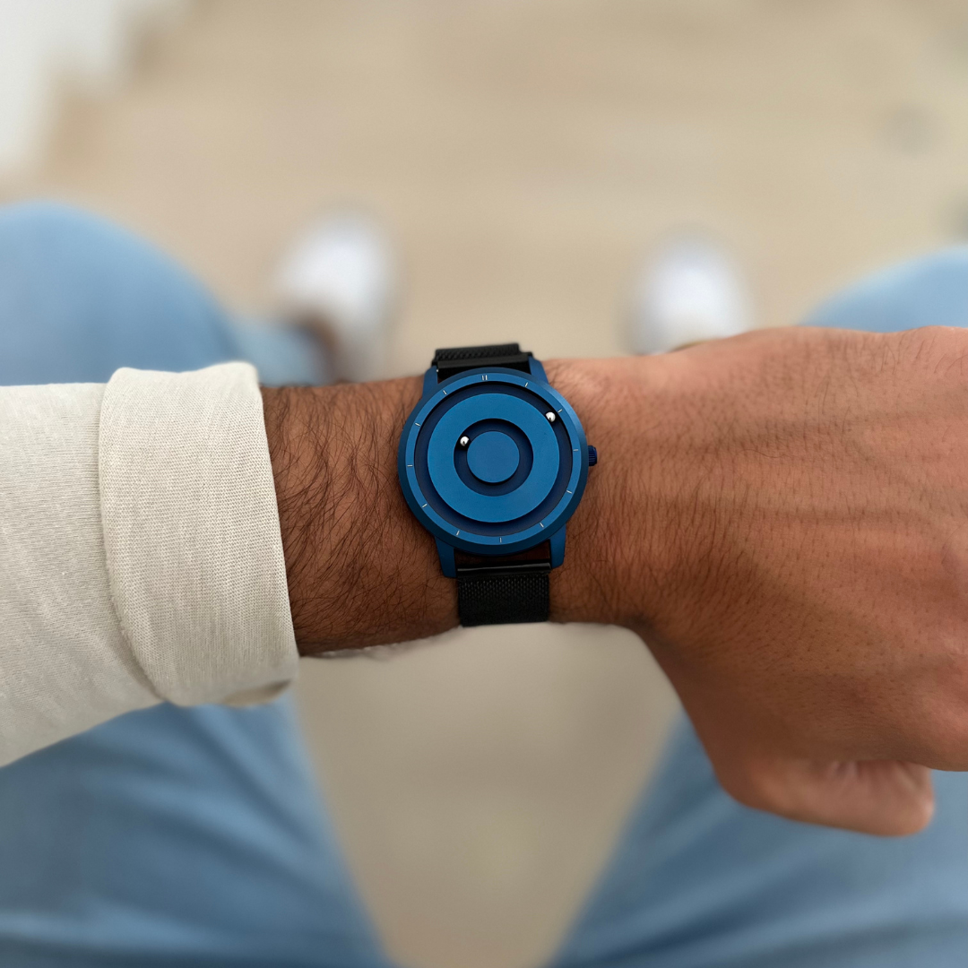 Magneto-Watch-Jupiter-Blue-Mesh-Black-Lifestyle-2023