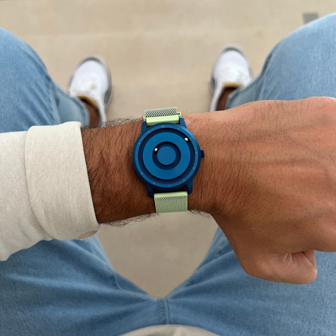 Magneto-Watch-Jupiter-Blue-Mesh-Mint-Lifestyle-2023