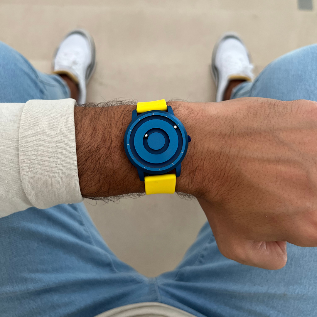 Magneto-Watch-Jupiter-Blue-Silicone-Yellow-Lifestyle-2023