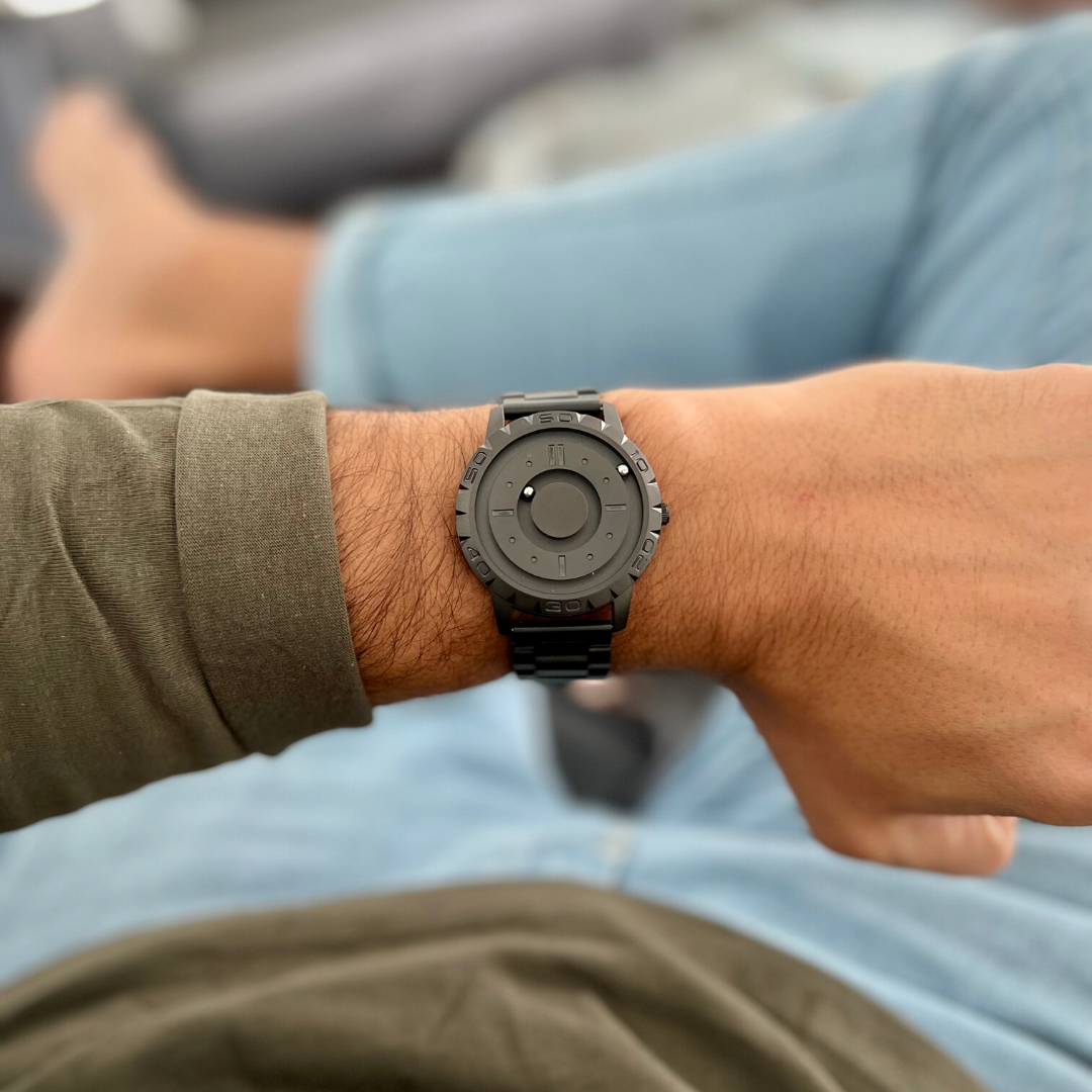 Magneto-Watch-Komet-Black-Edelstahl-Schwarz-Lifestyle-2023_3