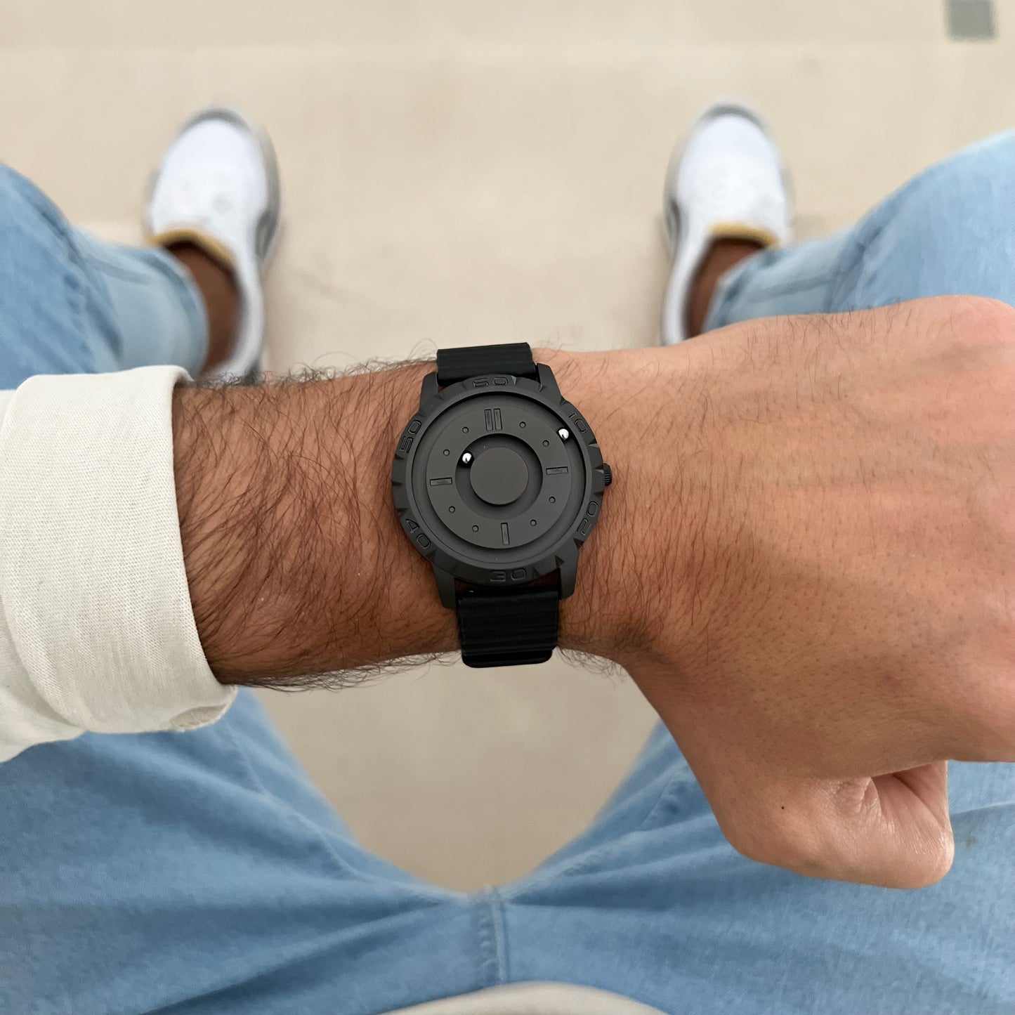 Magneto-Watch-Komet-Black-Leather-Black-Lifestyle-2023_1