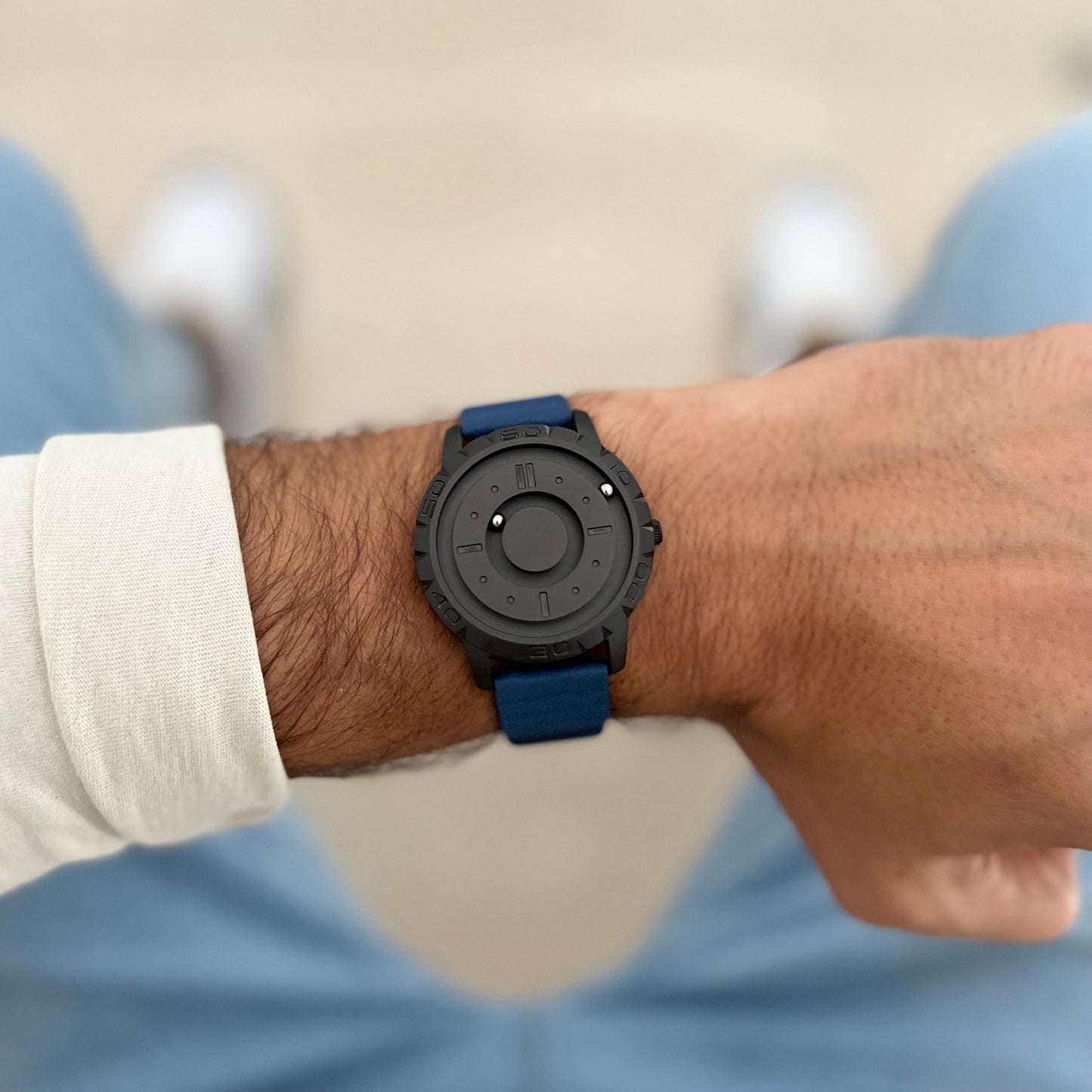 Magneto-Watch-Komet-Black-Leather-Blue-Lifestyle-2023_3