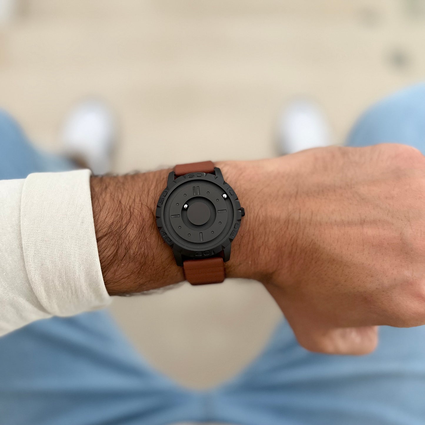 Magneto-Watch-Komet-Black-Leather-Brown-Lifestyle-2023_1
