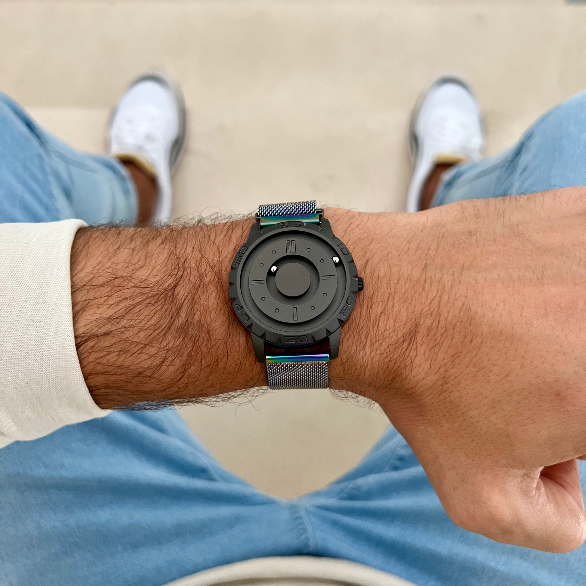 Magneto-Watch-Komet-Black-Mesh-Flipflop-Lifestyle-2023_1