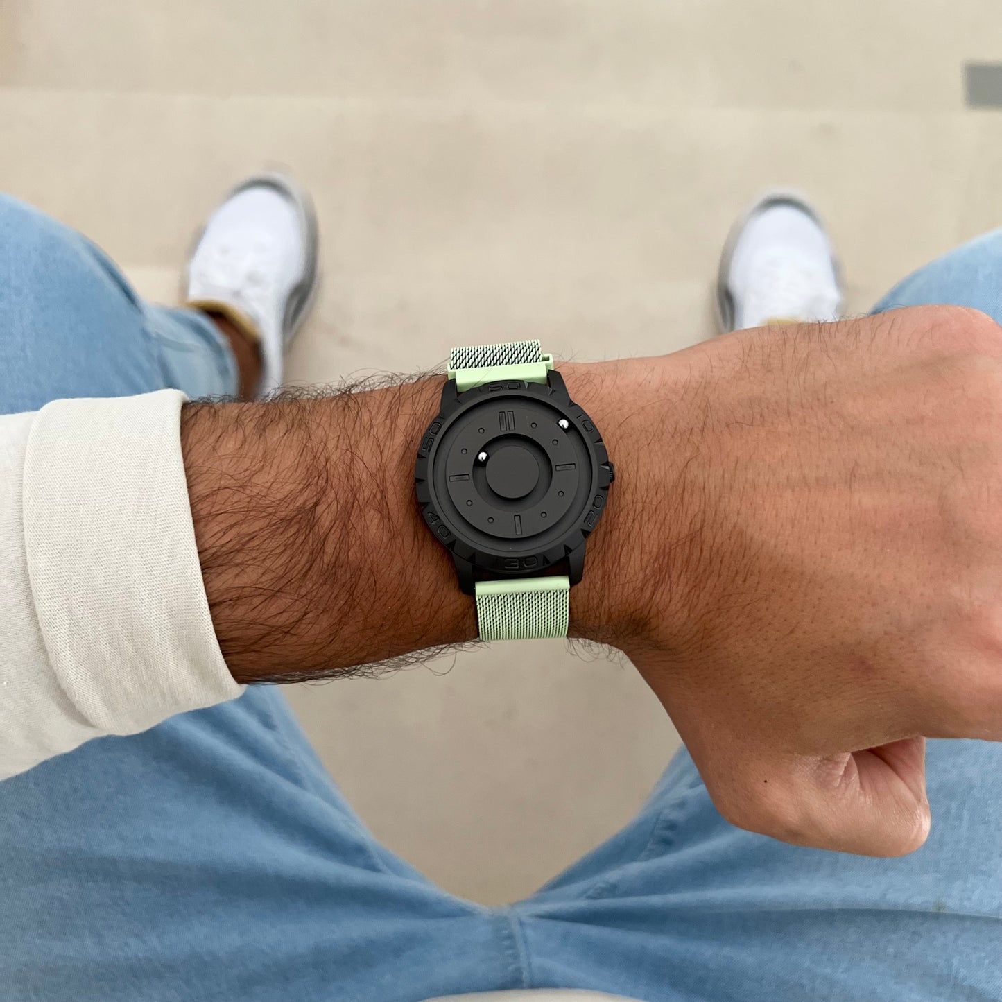 Magneto-Watch-Komet-Black-Mesh-Mint-Lifestyle-2023_1