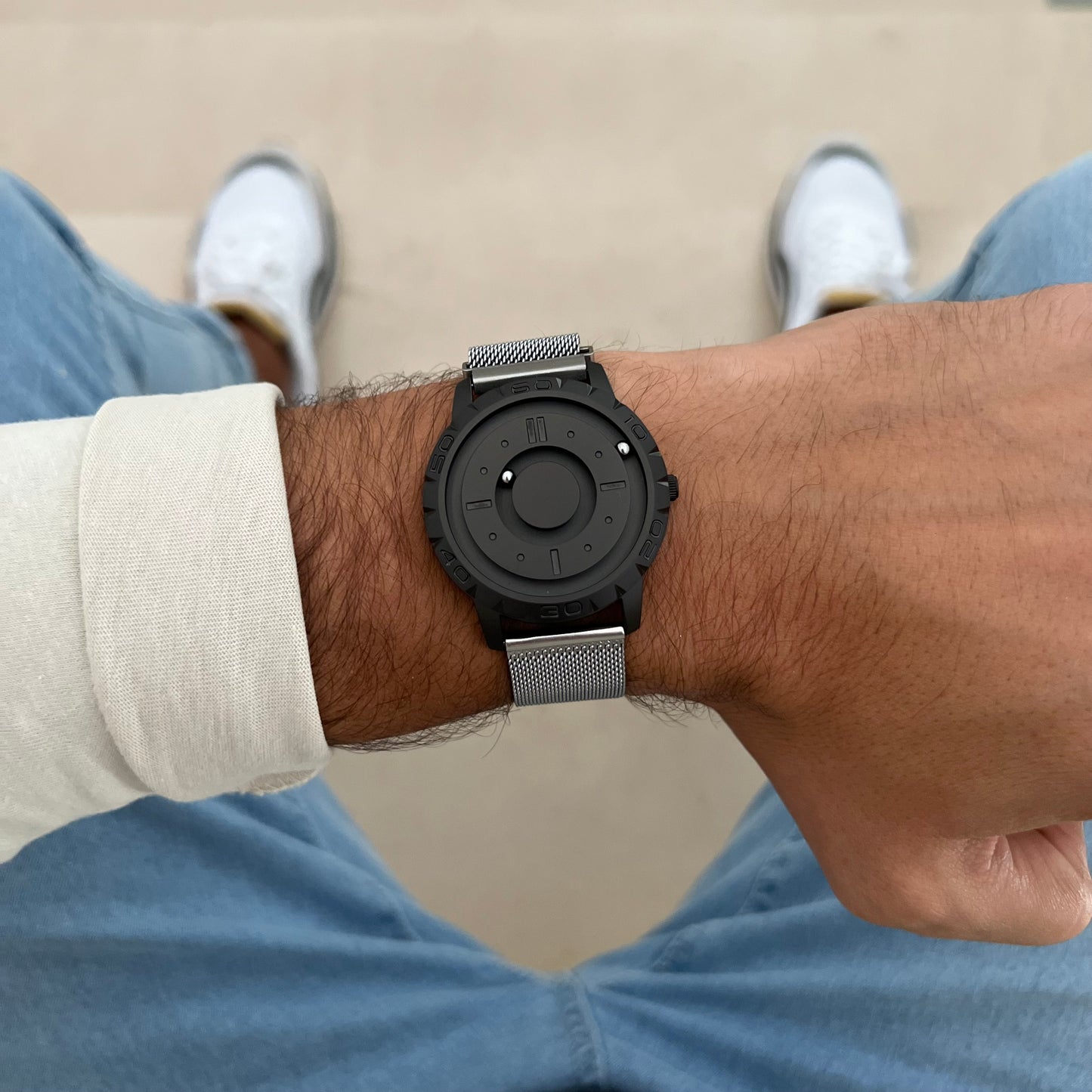 Magneto-Watch-Komet-Black-Mesh-Silver-Lifestyle-2023_1