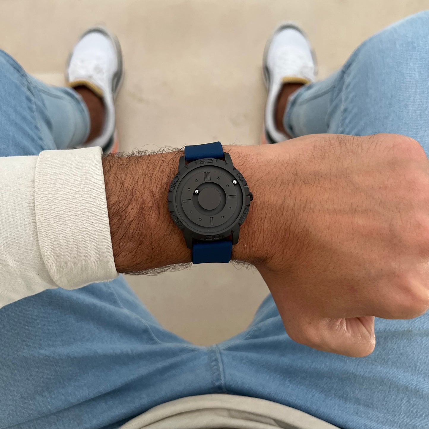 Magneto-Watch-Komet-Black-Silicone-Blue-Lifestyle-2023_1