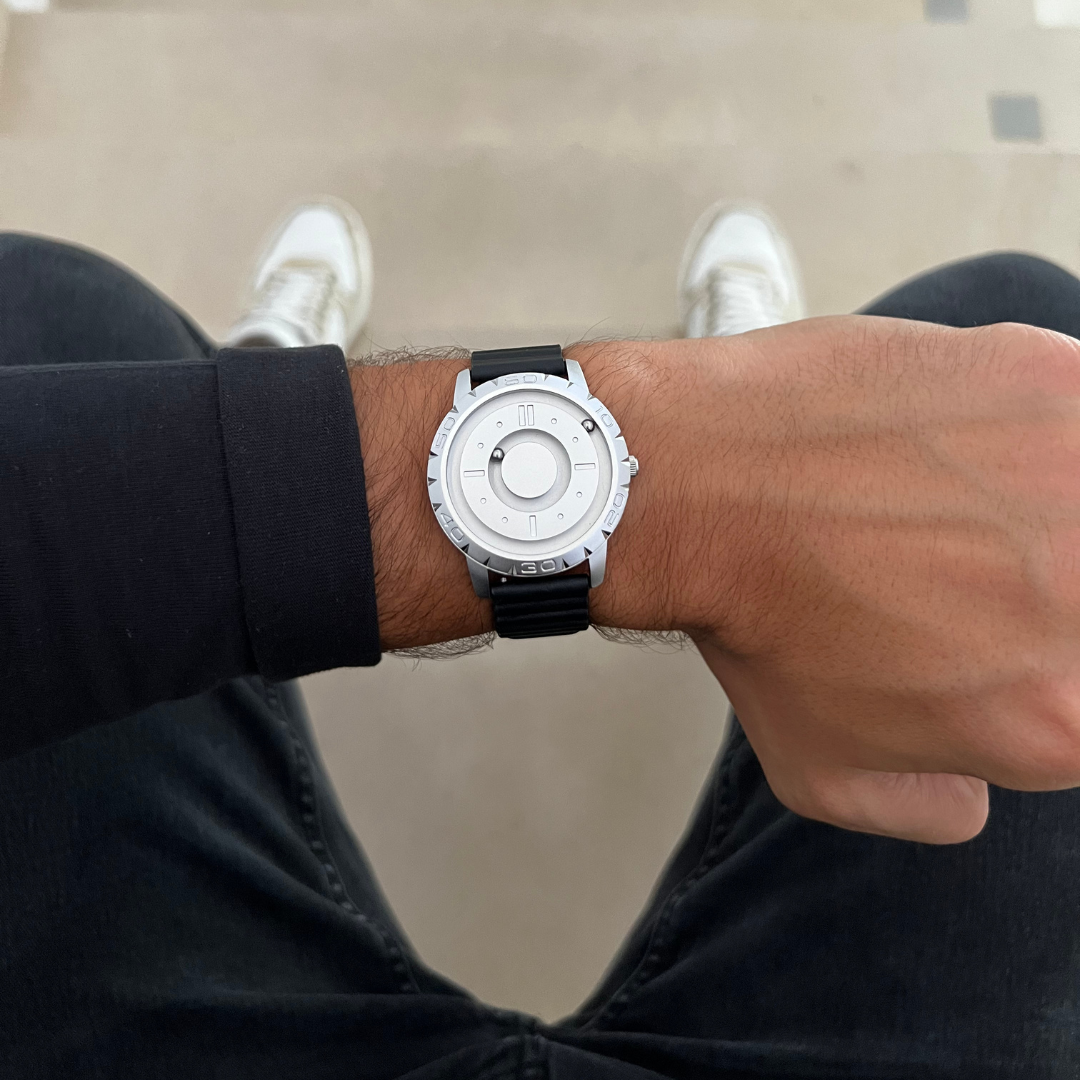 Magneto-Watch-Komet-Silver-Leather-Black-Lifestyle-2023