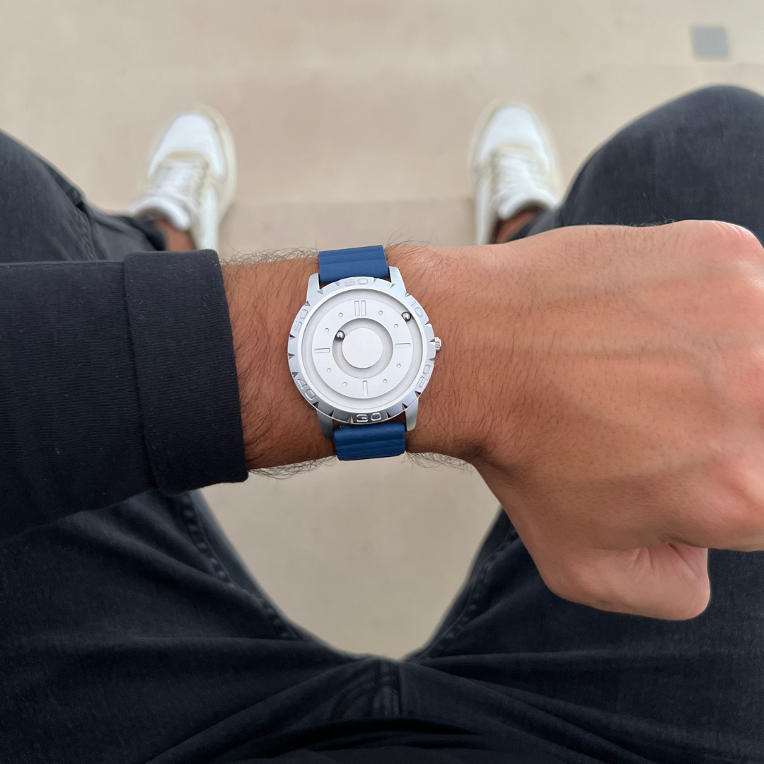 Magneto-Watch-Komet-Silver-Leather-Blue-Lifestyle-2023