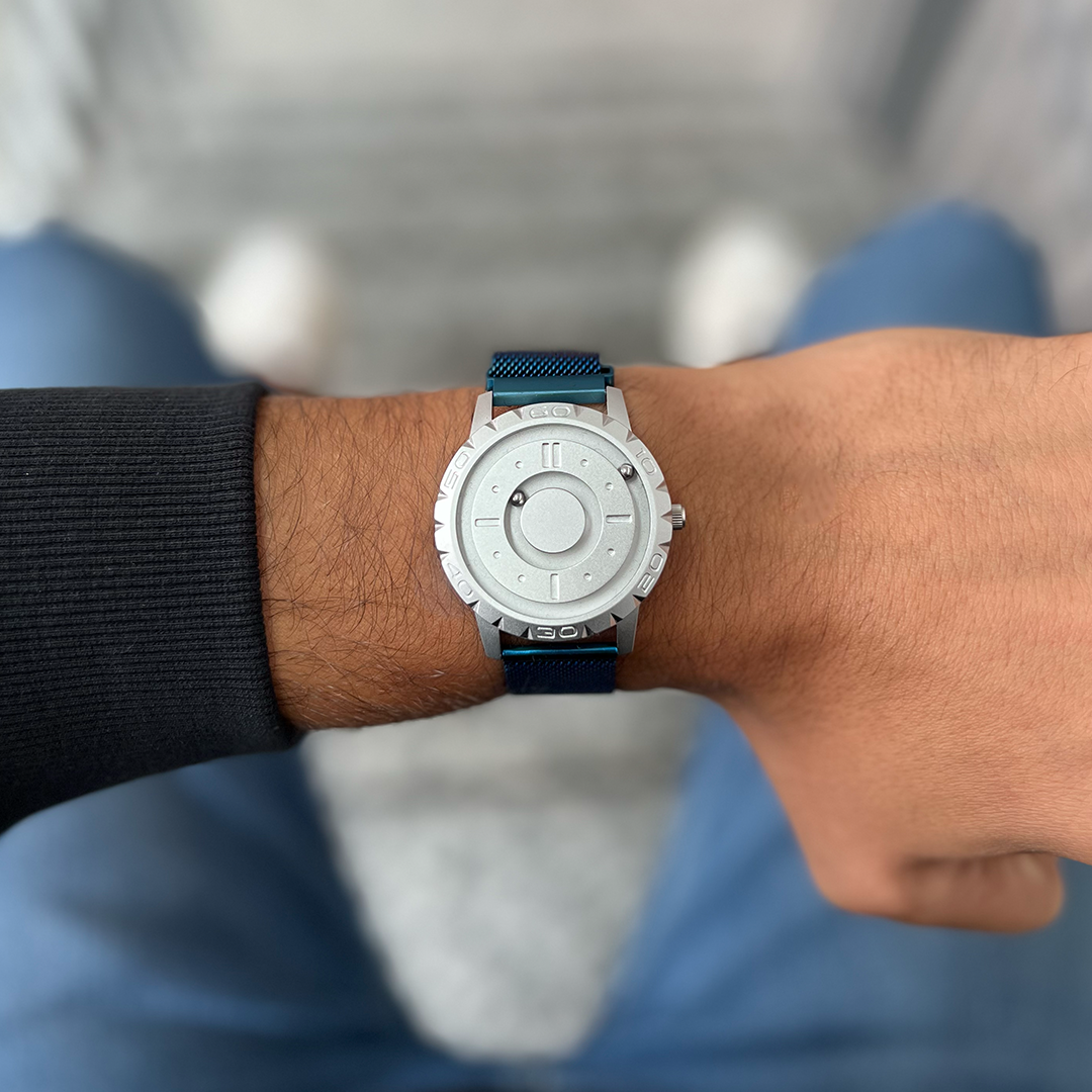 Magneto-Watch-Komet-Silver-Mesh-Blue-Lifestyle-2023