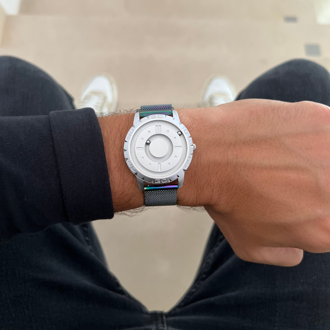 Magneto-Watch-Komet-Silver-Mesh-Flip-Flop-Lifestyle-2023