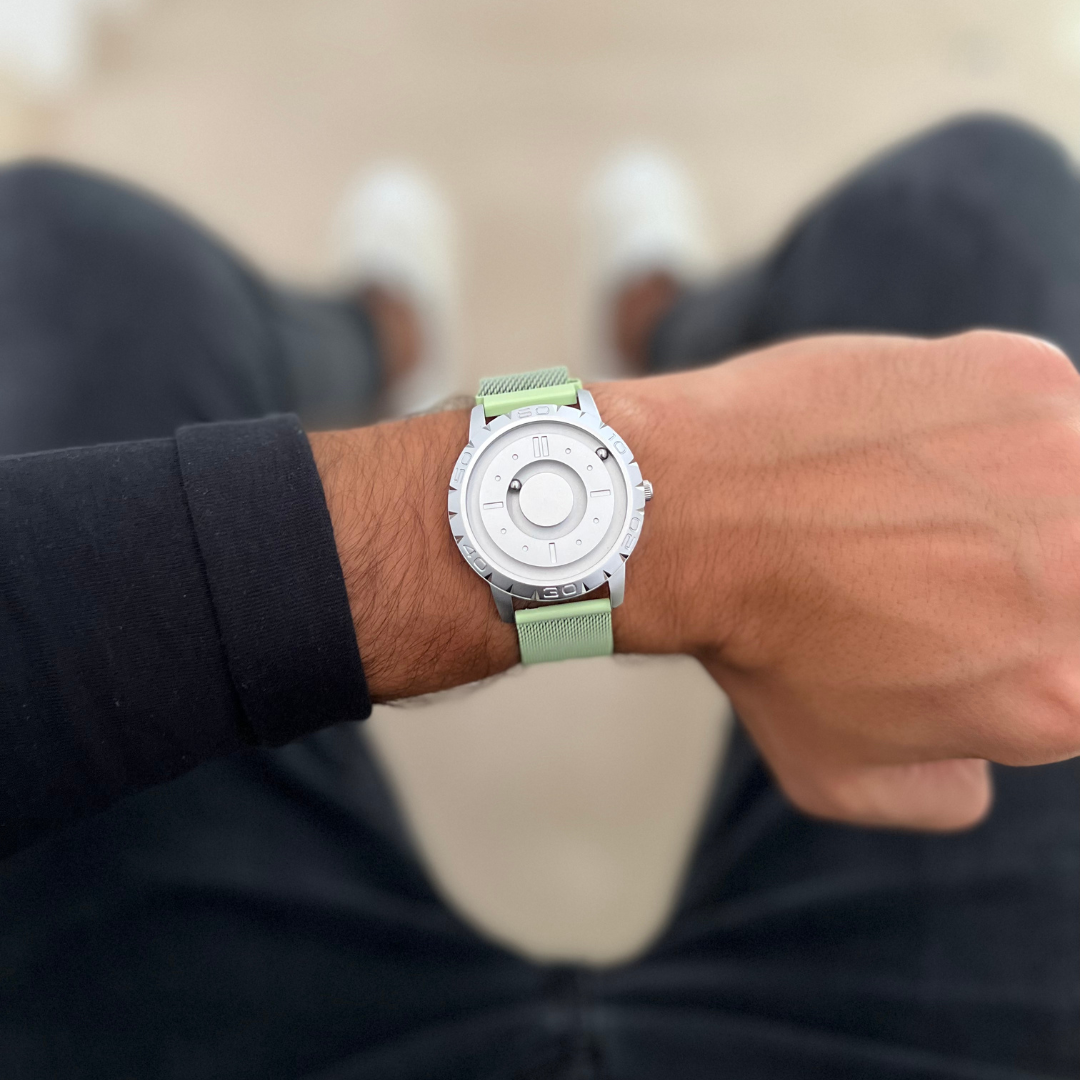 Magneto-Watch-Komet-Silver-Mesh-Mint-Lifestyle-2023