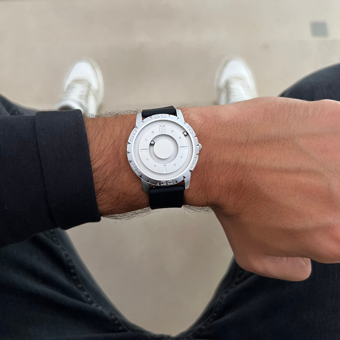 Magneto-Watch-Komet-Silver-Silicone-Black-Lifestyle-2023