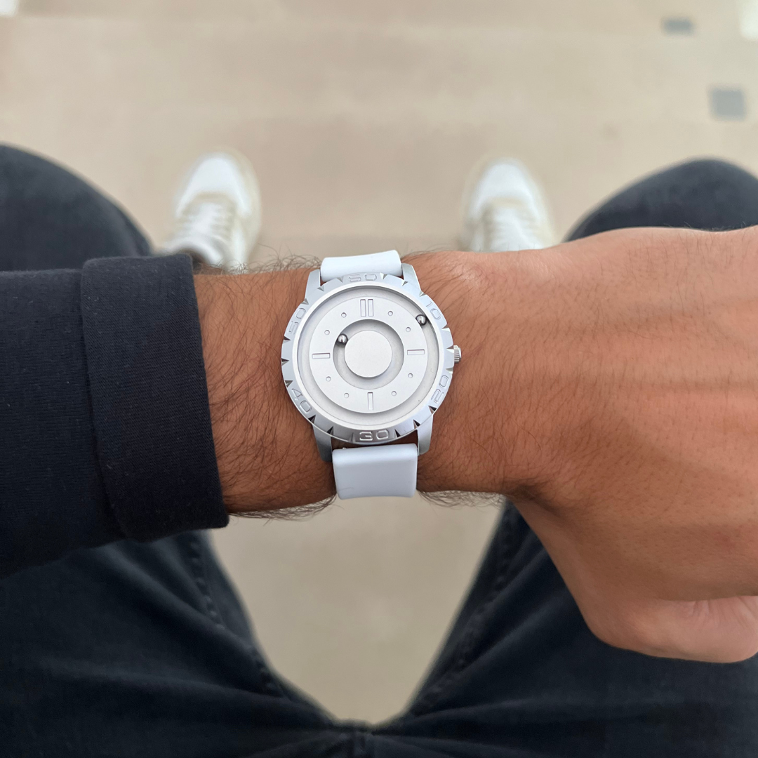 Magneto-Watch-Komet-Silver-Silicone-White-Lifestyle-2023