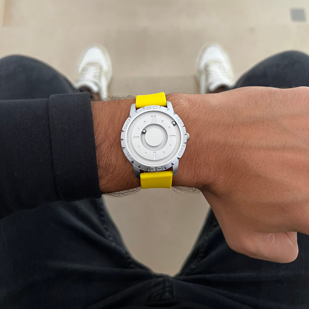 Magneto-Watch-Komet-Silver-Silicone-Yellow-Lifestyle-2023