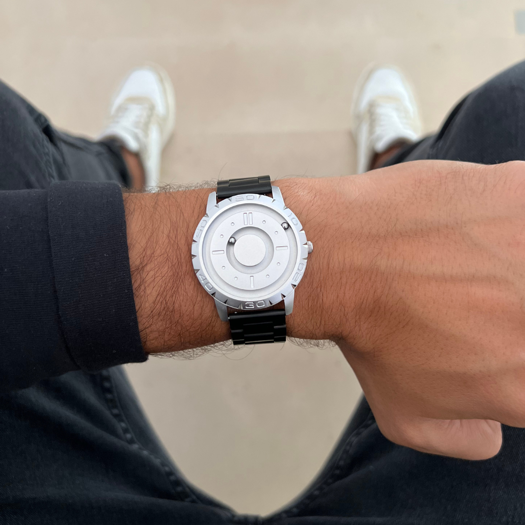 Magneto-Watch-Komet-Silver-Steel-Black-Lifestyle-2023