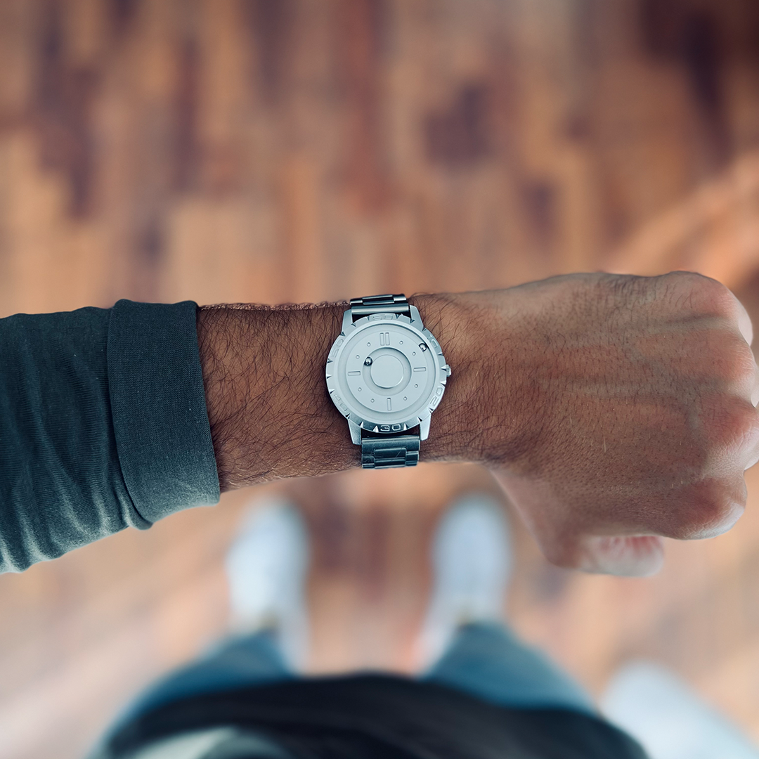 Magneto-Watch-Komet-Silver-Steel-Silver-Lifestyle-2023_3