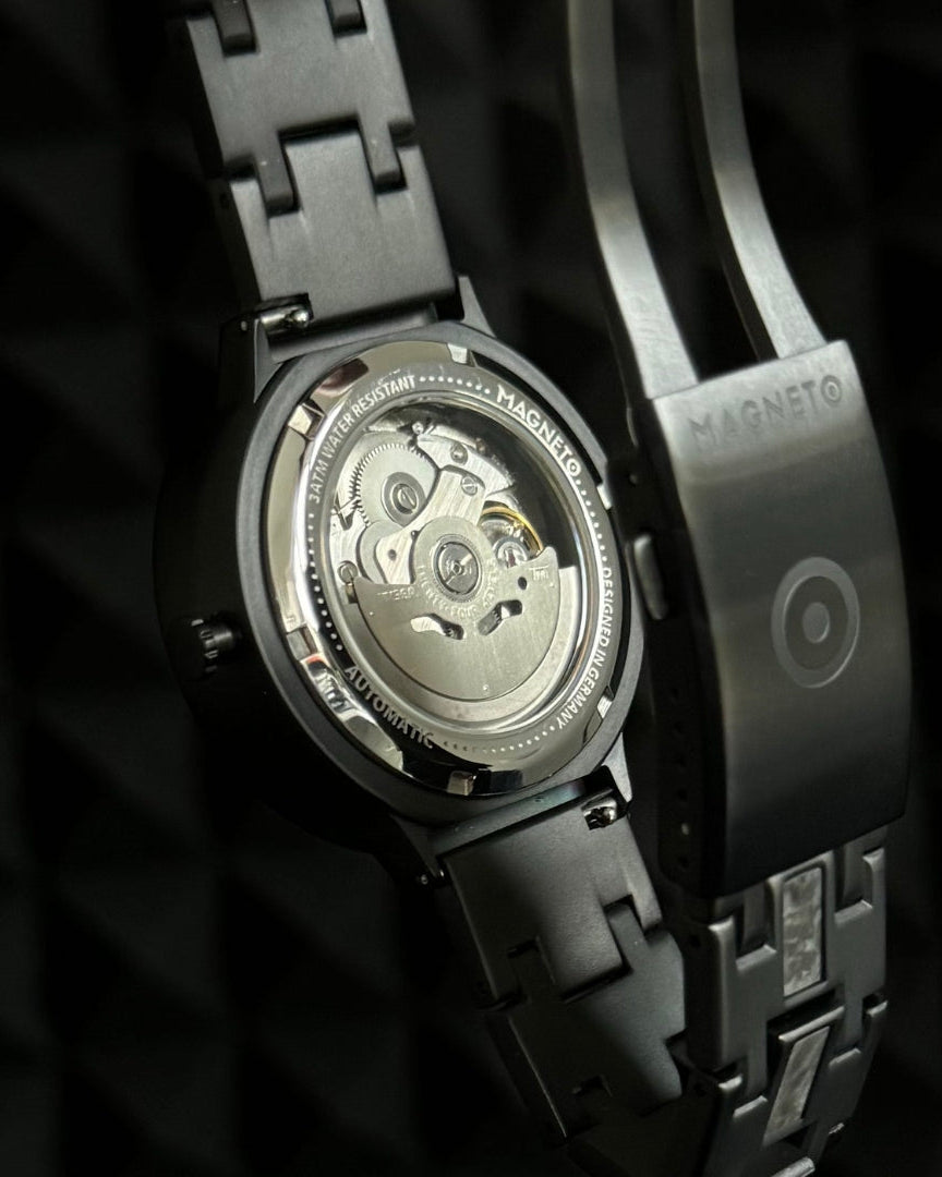 Magneto-Watch-Marble-Black-Automatik-Lifestyle-4