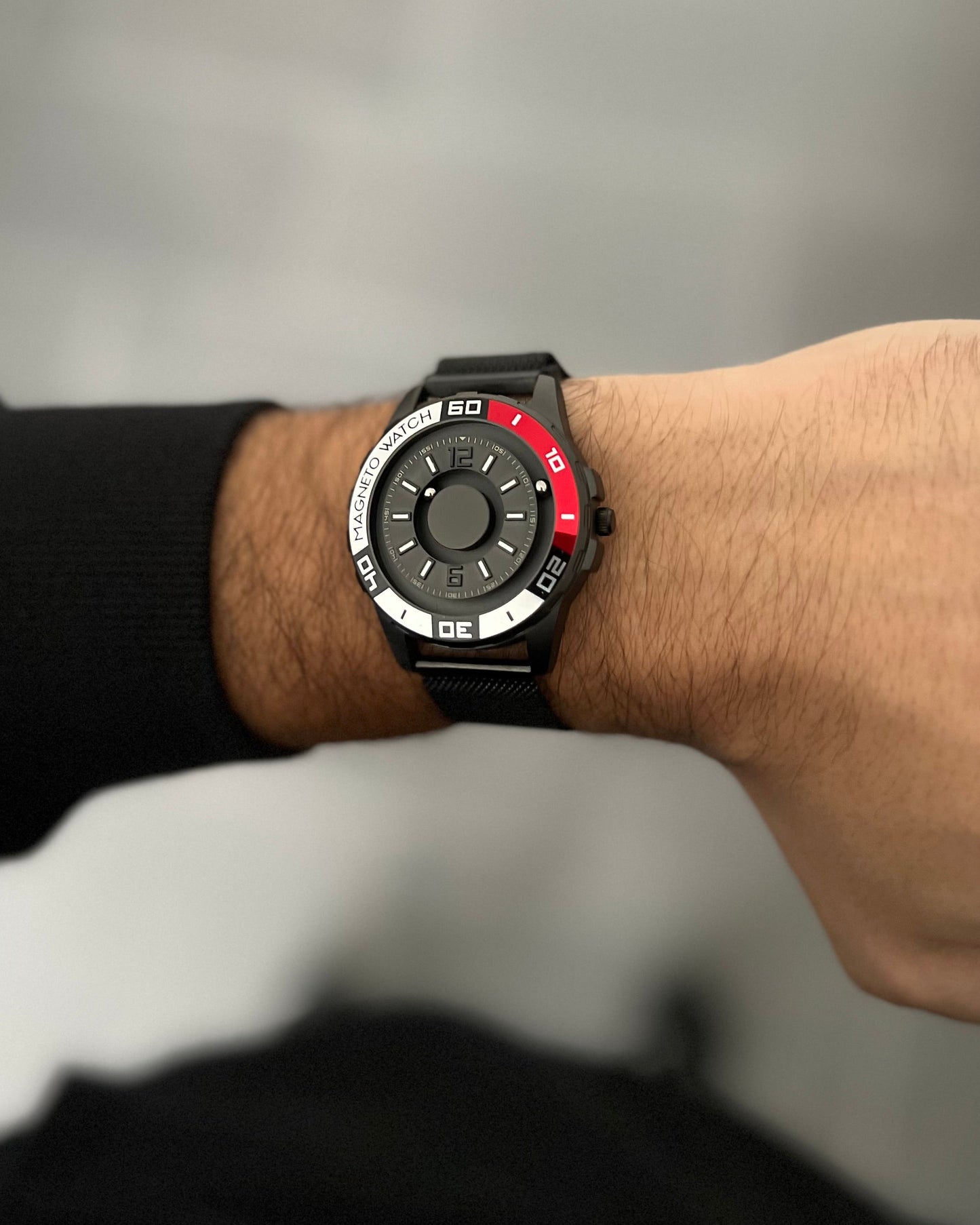 Magneto-Watch-Uranus-Black-Mesh-Black-Lifestyle-2023