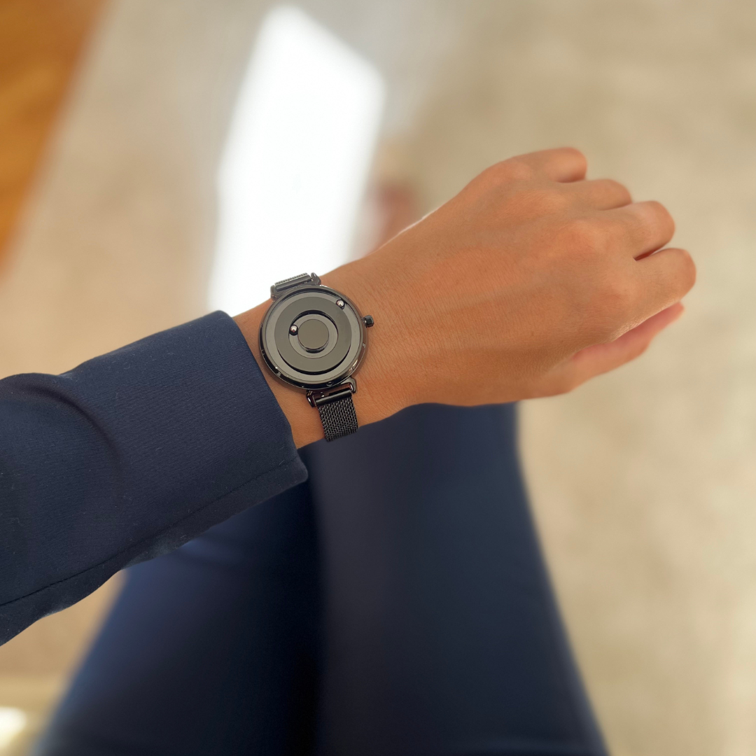 Magneto-Watch-Venus-Black-Lifestyle-2023-2