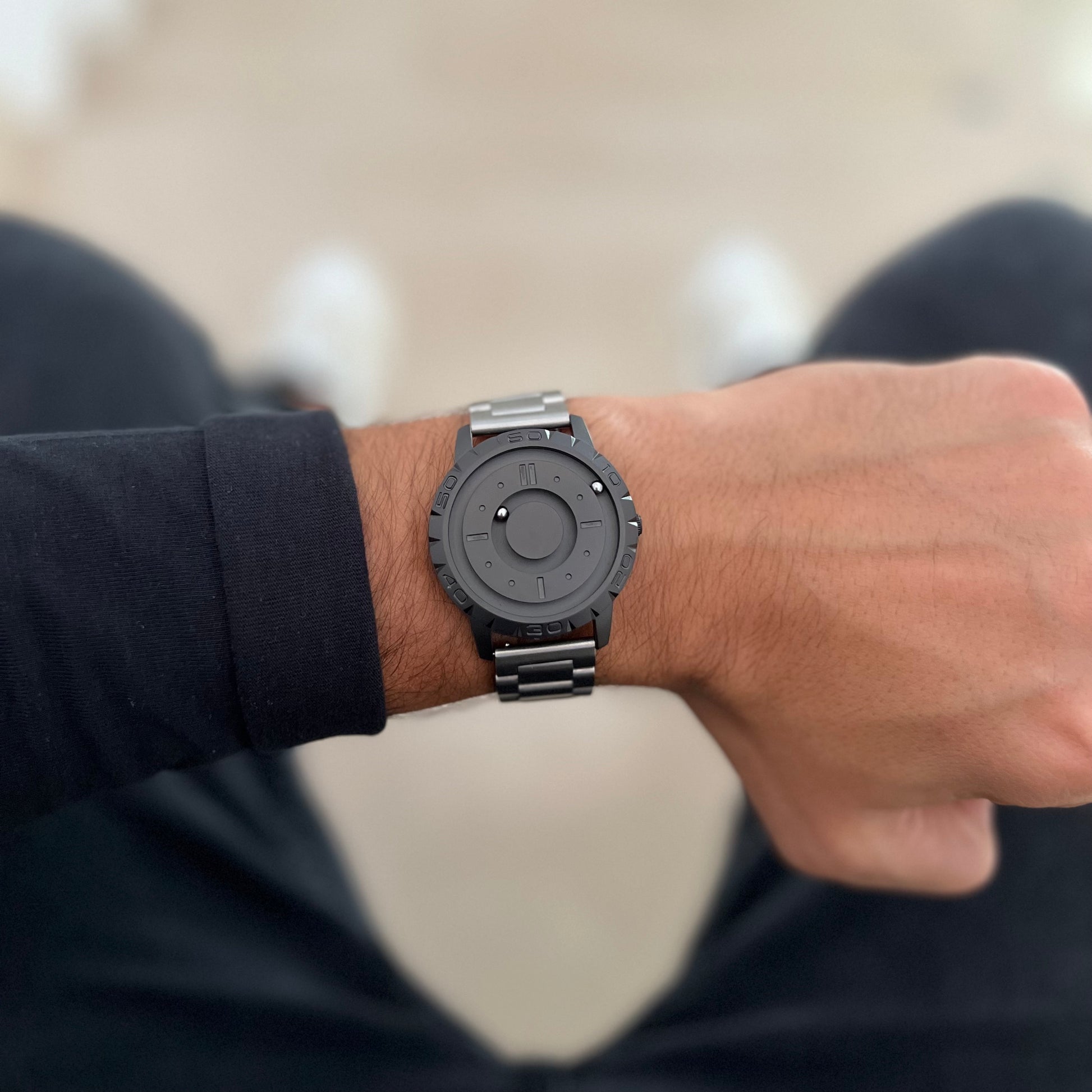 magneto-watch-lifestyle-bild-komet-black-steel-silver