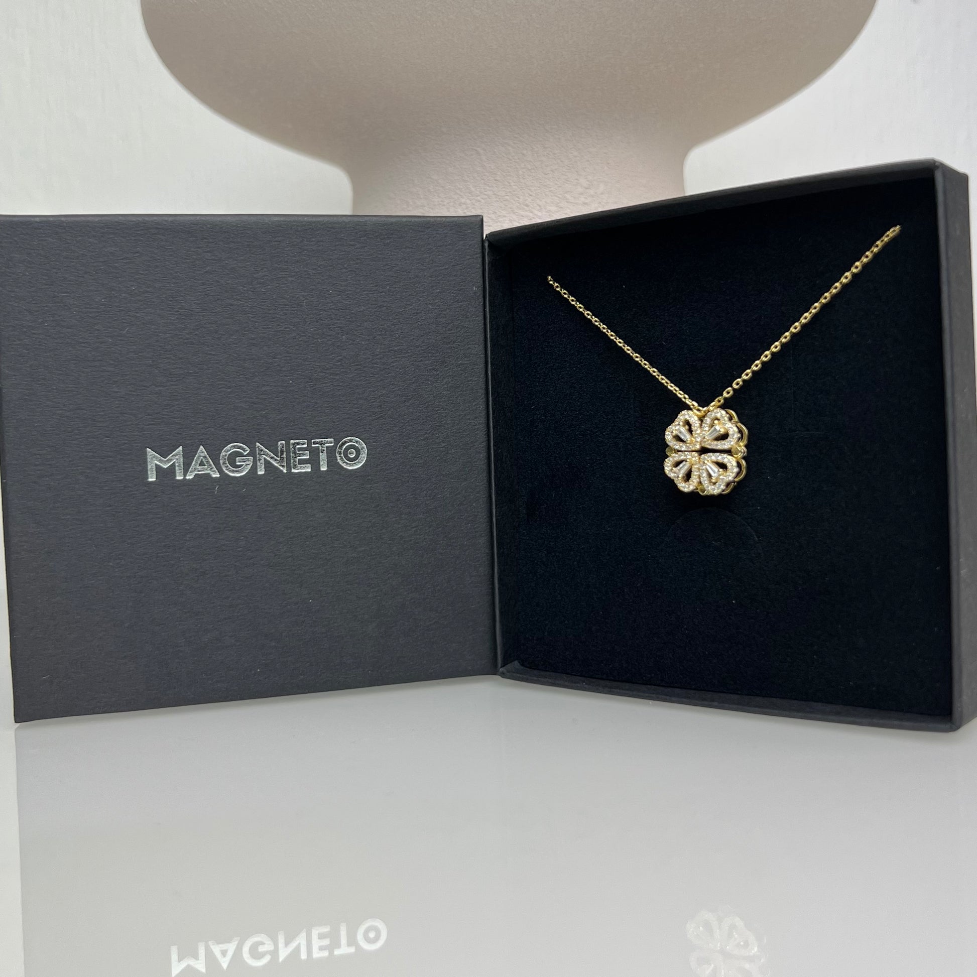 Magneto-Magnetische-Halskette-mit-Kleeblatt-und-Herz-Anhaenger-Gold-Box-Geschlossen