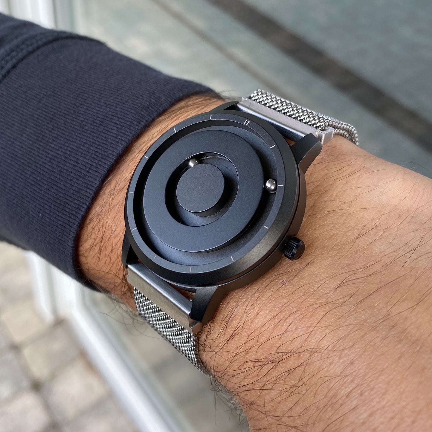 Magneto-Watch-Jupiter-Black-Maschenarmband-Silber-Lifestyle-Handgelenk