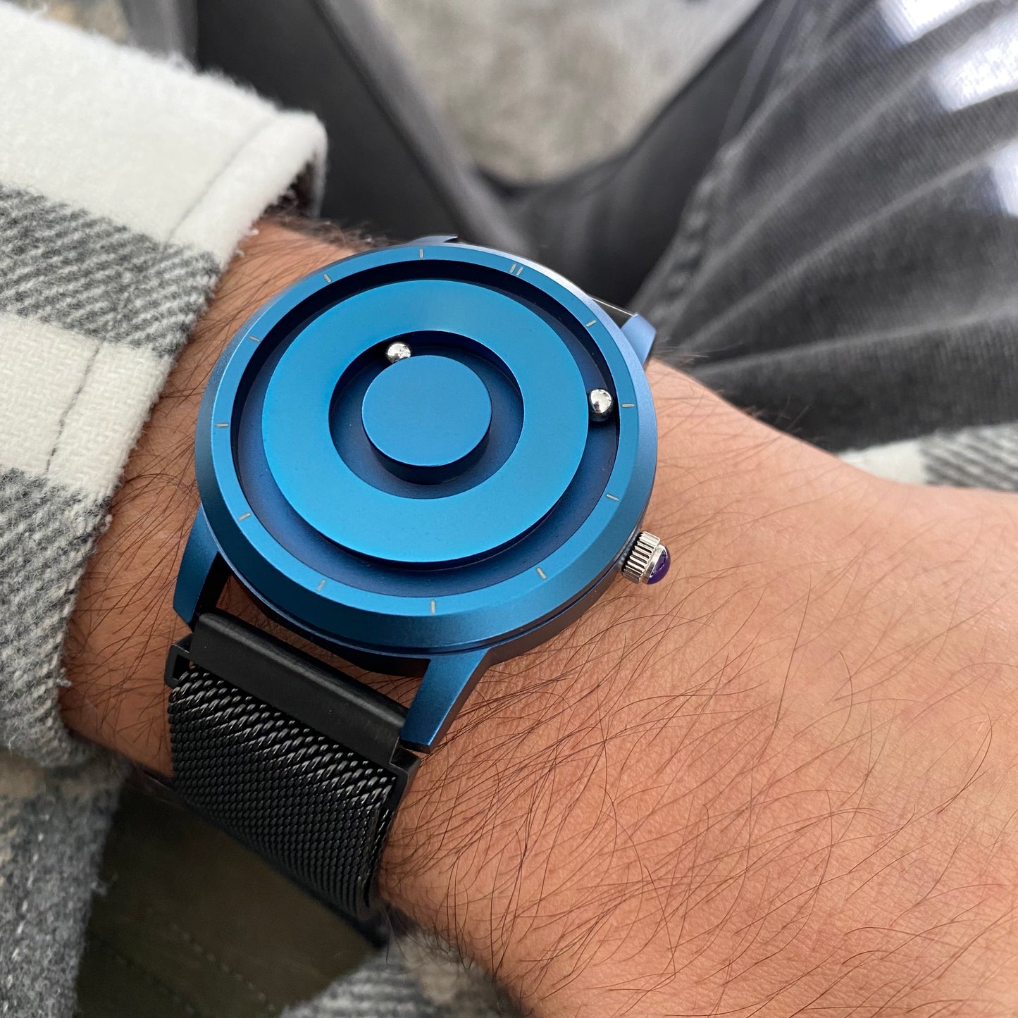 Magneto-Watch-Jupiter-Blue-Maschenarmband-Schwarz-Lifestyle-Handgelenk