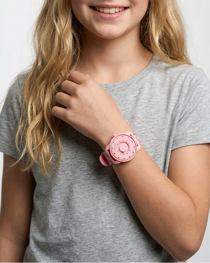 Bubbles-Pink-Lifestyle-Female