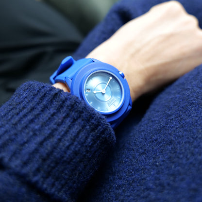 La-Montre-Blue-Female-2